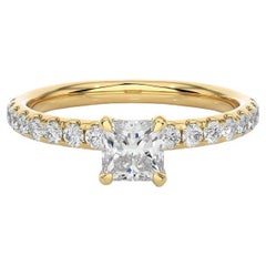 Anillo de compromiso contemporáneo con moissanita en plata de ley chapada en oro amarillo