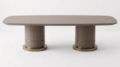 Tavolo da pranzo contemporaneo monocromatico in legno laccato su misura con dettagli in ottone