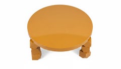 Facettierter Couchtisch im postmodernen Stil in handlackierten RAL-Farben