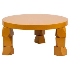 Table basse contemporaine sculpturale monolithique laquée et polie à la main