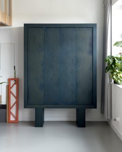 Meuble de rangement contemporain "Monolith", MDF teinté bleu de Paris