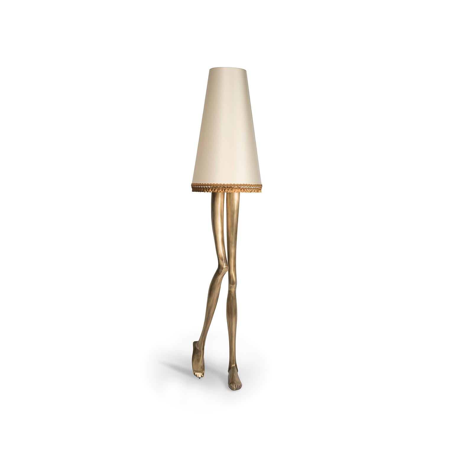 Zeitgenössische Monroe-Stehleuchte aus oxidiertem gebürstetem Messing und cremefarbenem, weißem Lampenschirm (Moderne) im Angebot