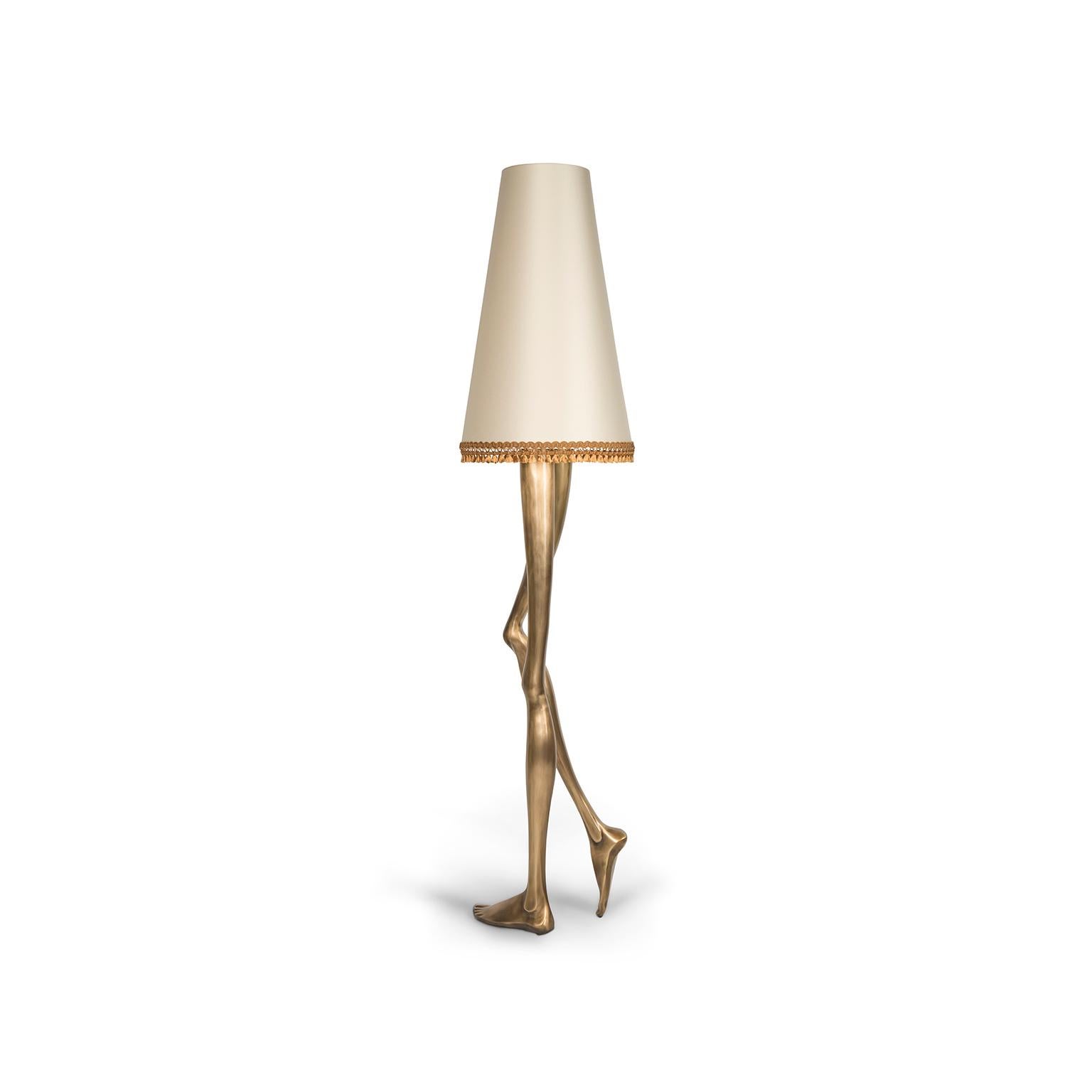 Zeitgenössische Monroe-Stehleuchte aus oxidiertem gebürstetem Messing und cremefarbenem, weißem Lampenschirm (Portugiesisch) im Angebot