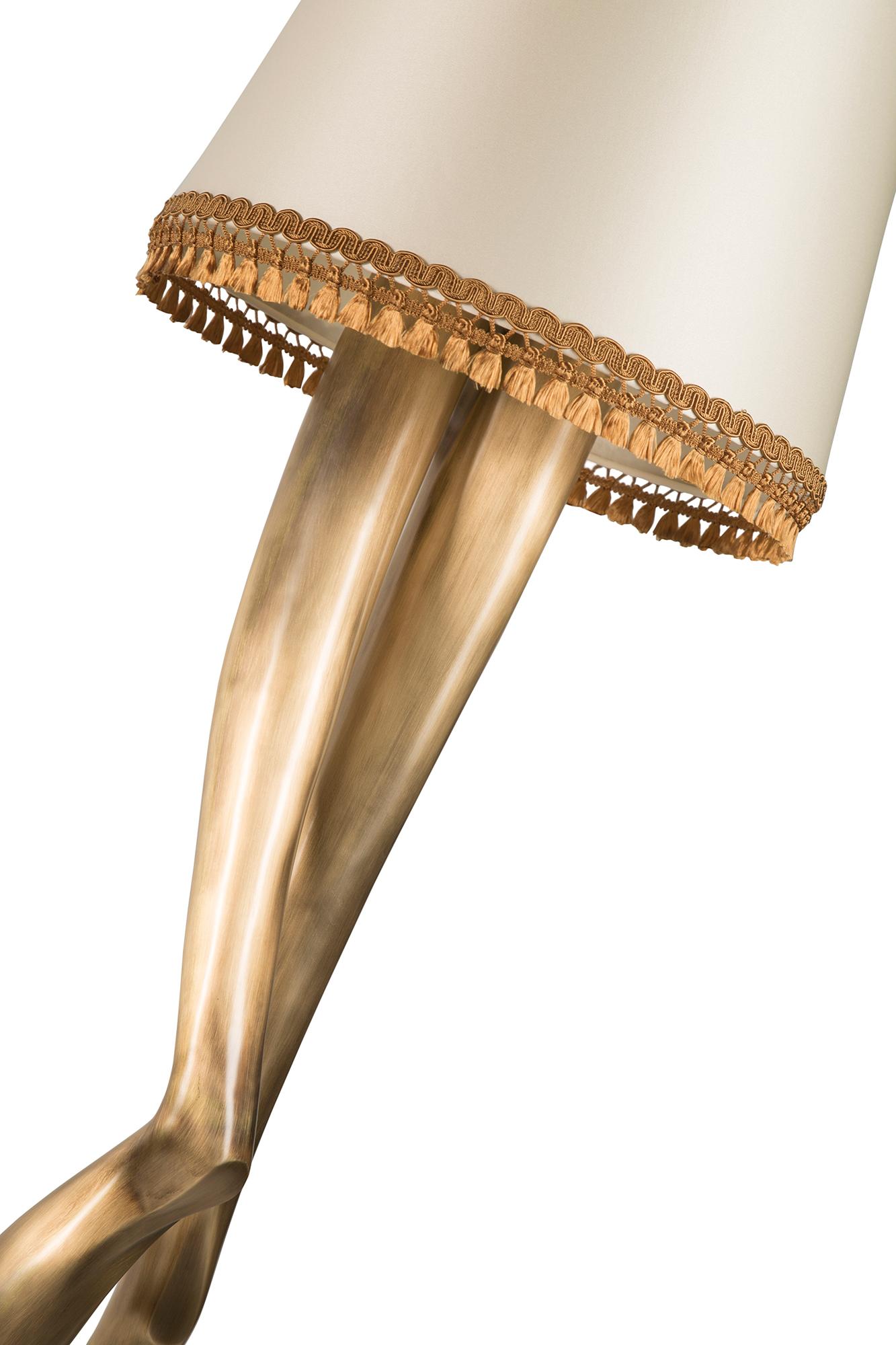 Zeitgenössische Monroe-Stehleuchte aus oxidiertem gebürstetem Messing und cremefarbenem, weißem Lampenschirm (Gebürstet) im Angebot