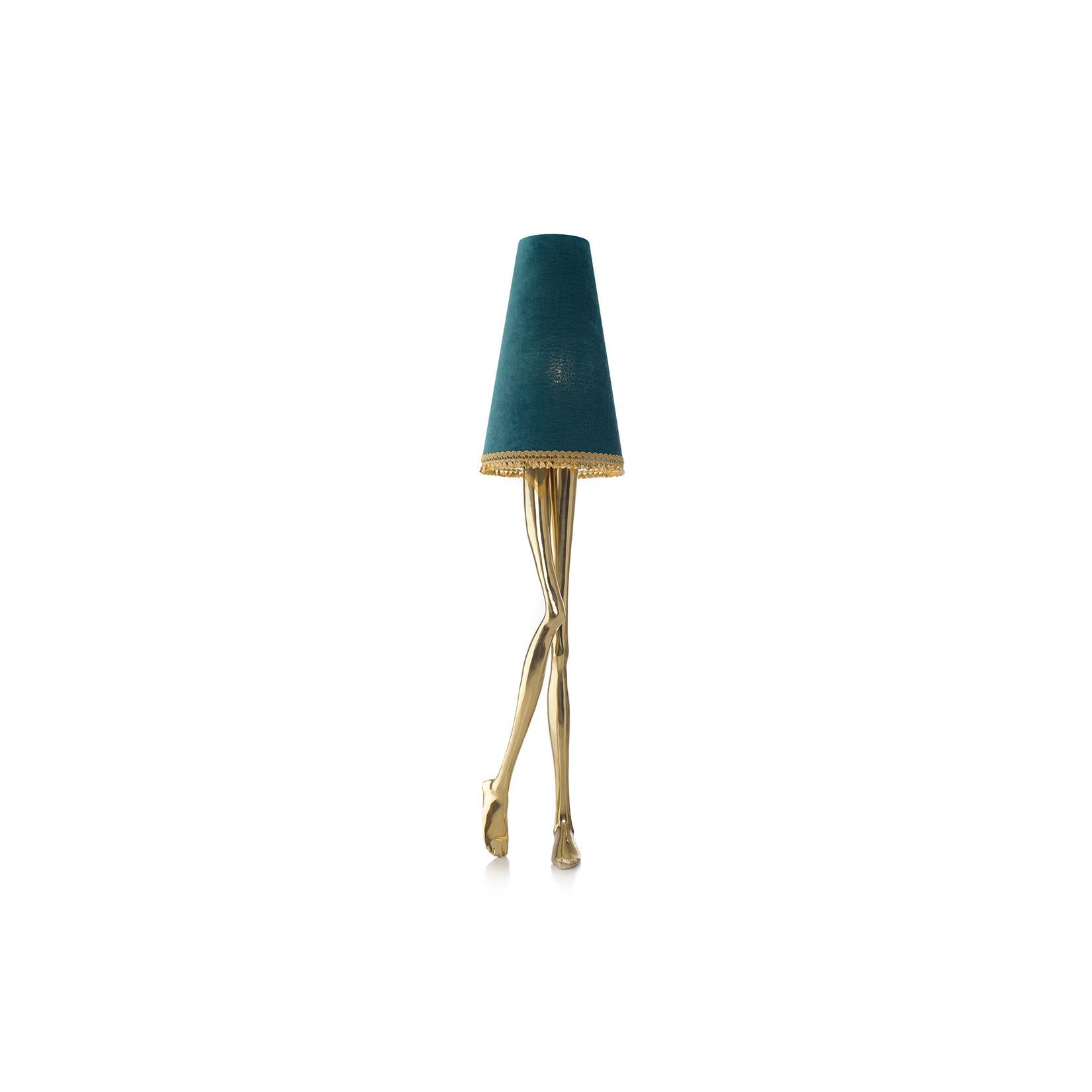 Poli Lampadaire Monroe contemporain en laiton poli, abat-jour bleu, éclairage d'art en vente