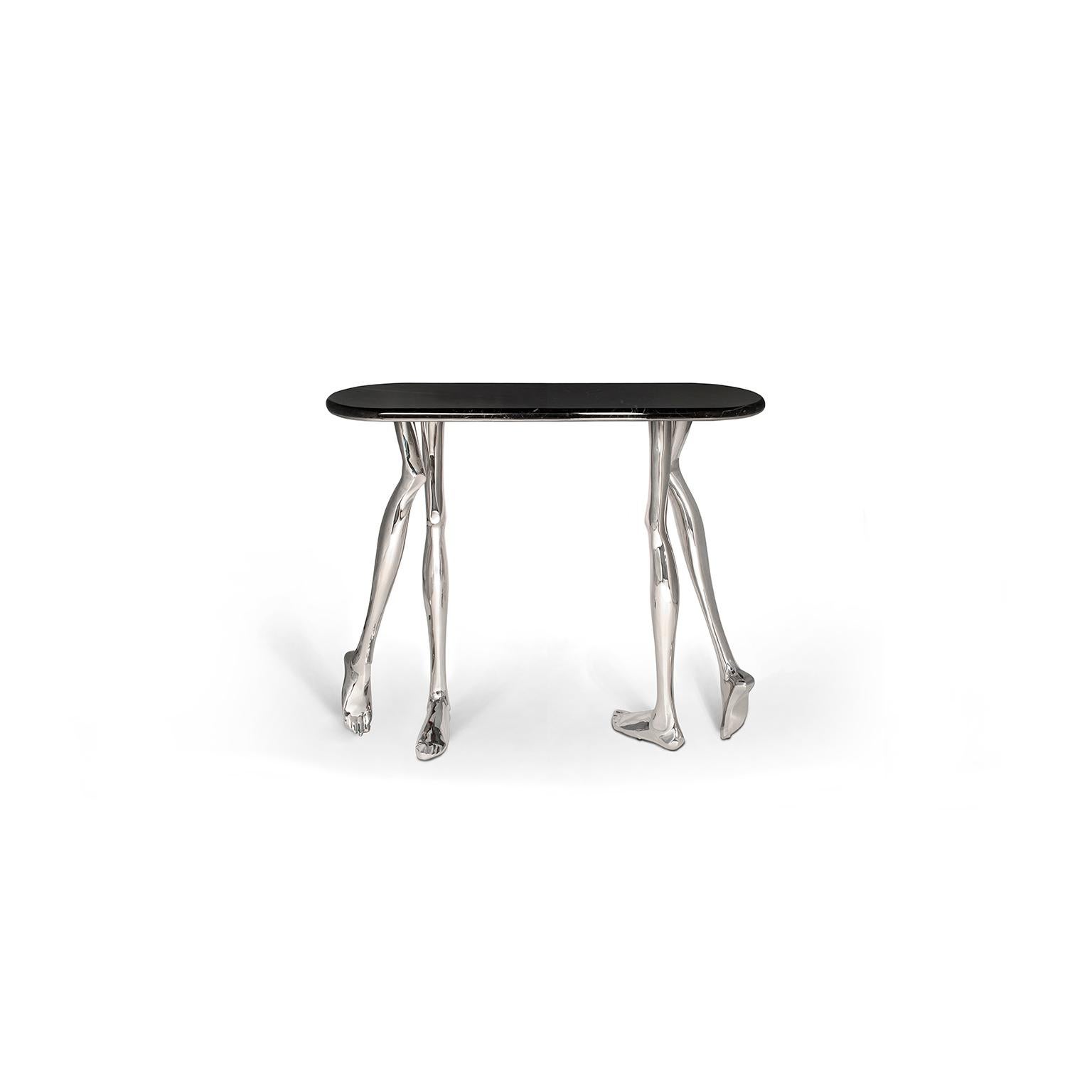 1. Vue d'ensemble
La table console Monroe est fabriquée en fonte de laiton poli et son plateau en marbre noir espagnol haut de gamme.
Il s'agit d'une étonnante pièce d'art sculpturale fabriquée à la main sur commande par des artisans portugais