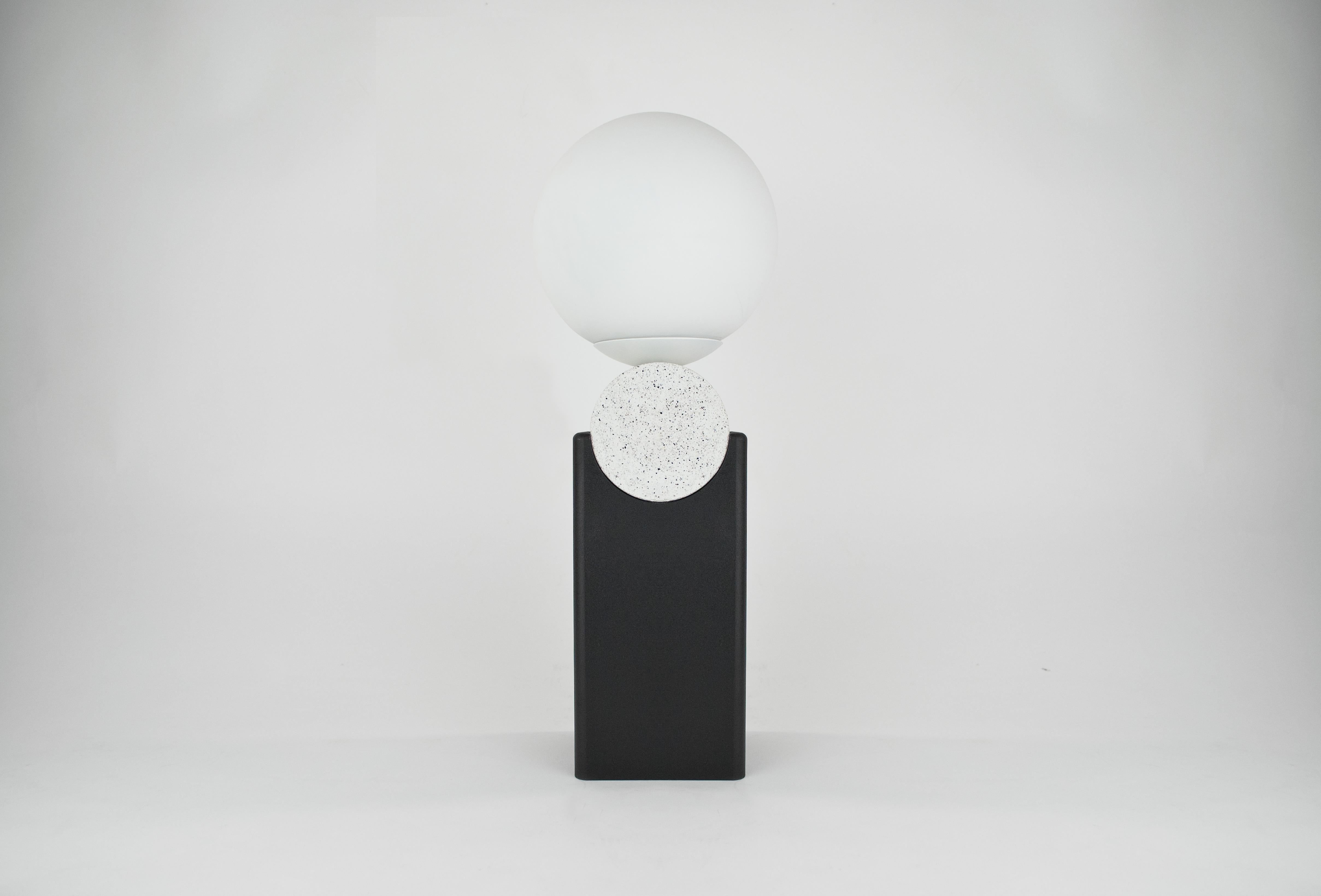 Zeitgenössische Monument-Tischlampe, Kreis V2 aus Stein, Stahl und Glas (Bauhaus) im Angebot