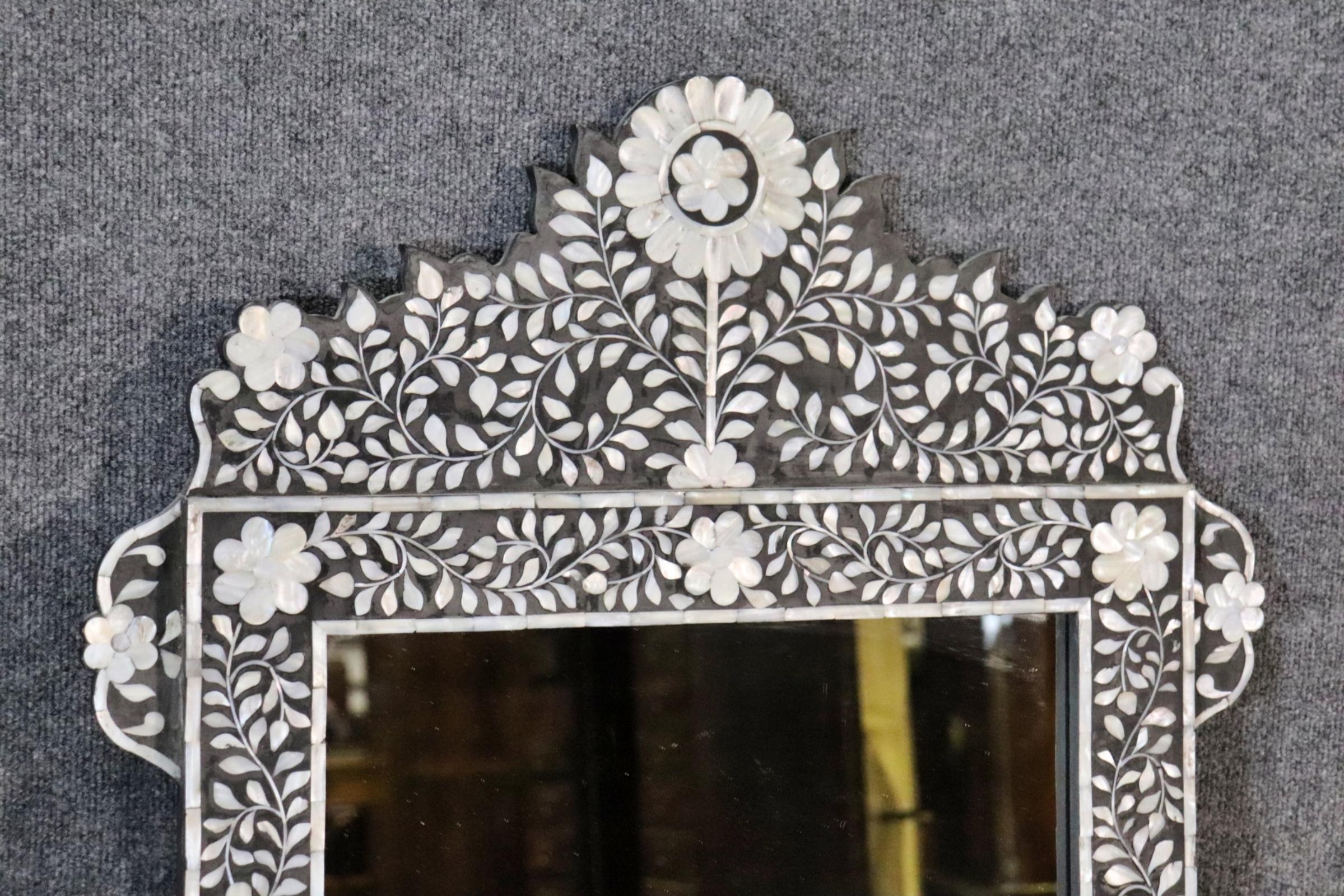 Miroir mural en nacre. Motif décoratif incrusté très détaillé. Quelques imperfections au niveau de la nacre.


Dimensions : 47 7/8