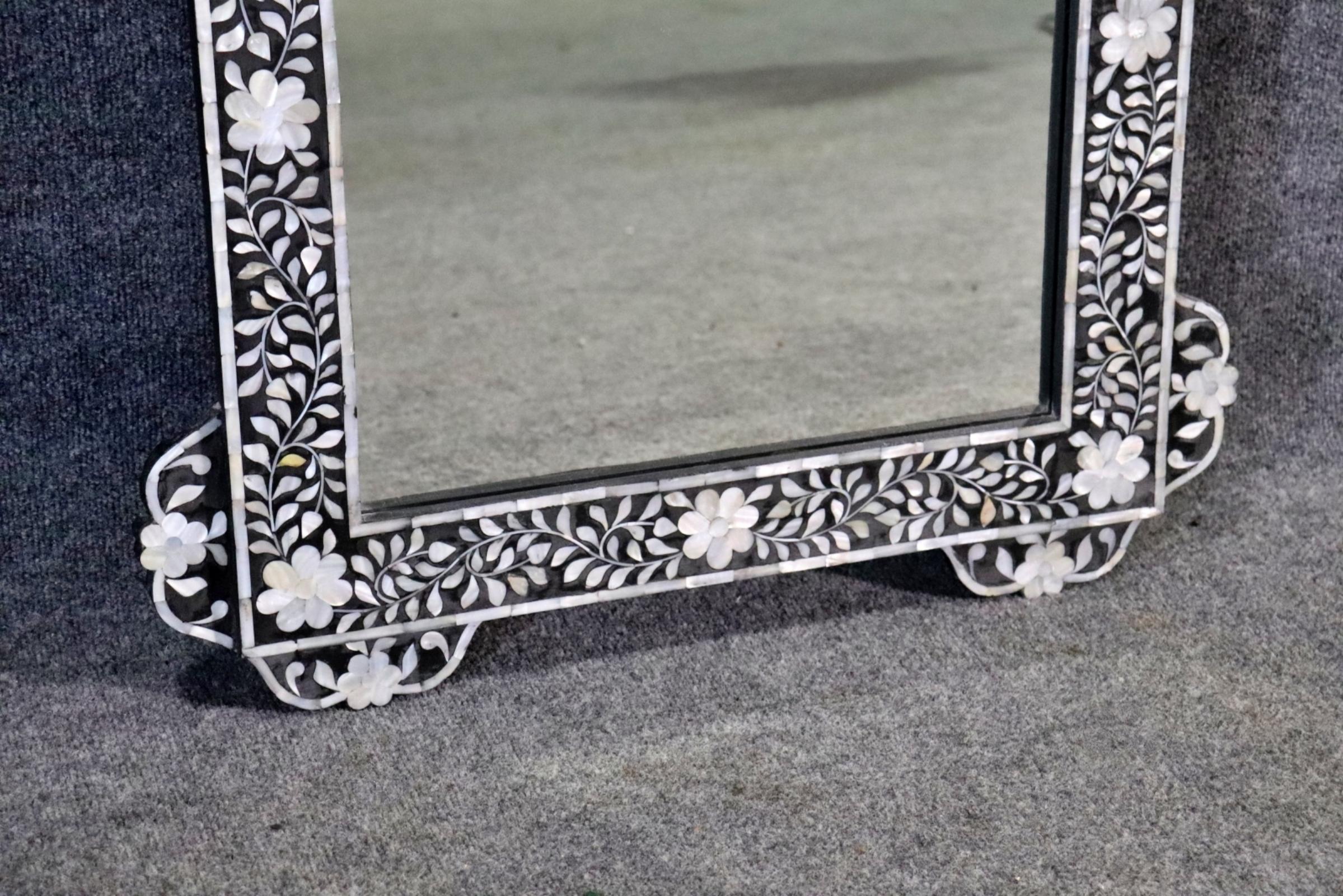 Agra Miroir contemporain à incrustation de nacre de style mauresque marocain en vente