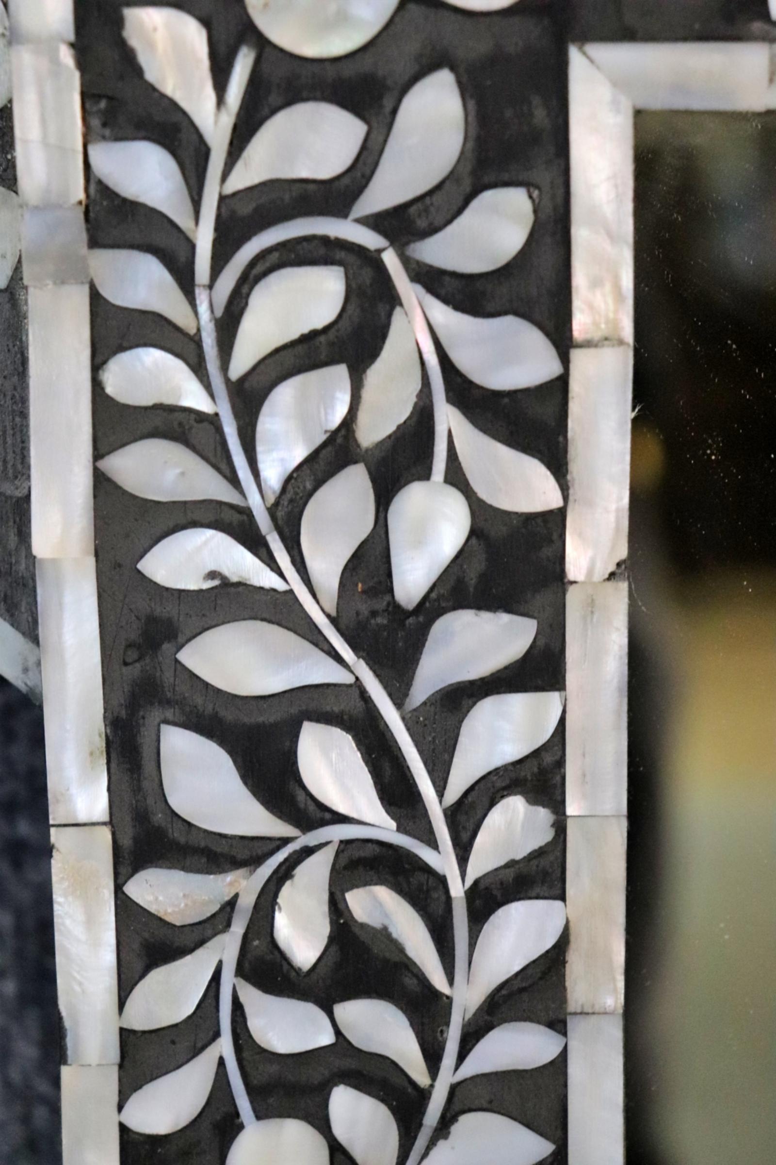 Asiatique Miroir contemporain à incrustation de nacre de style mauresque marocain en vente
