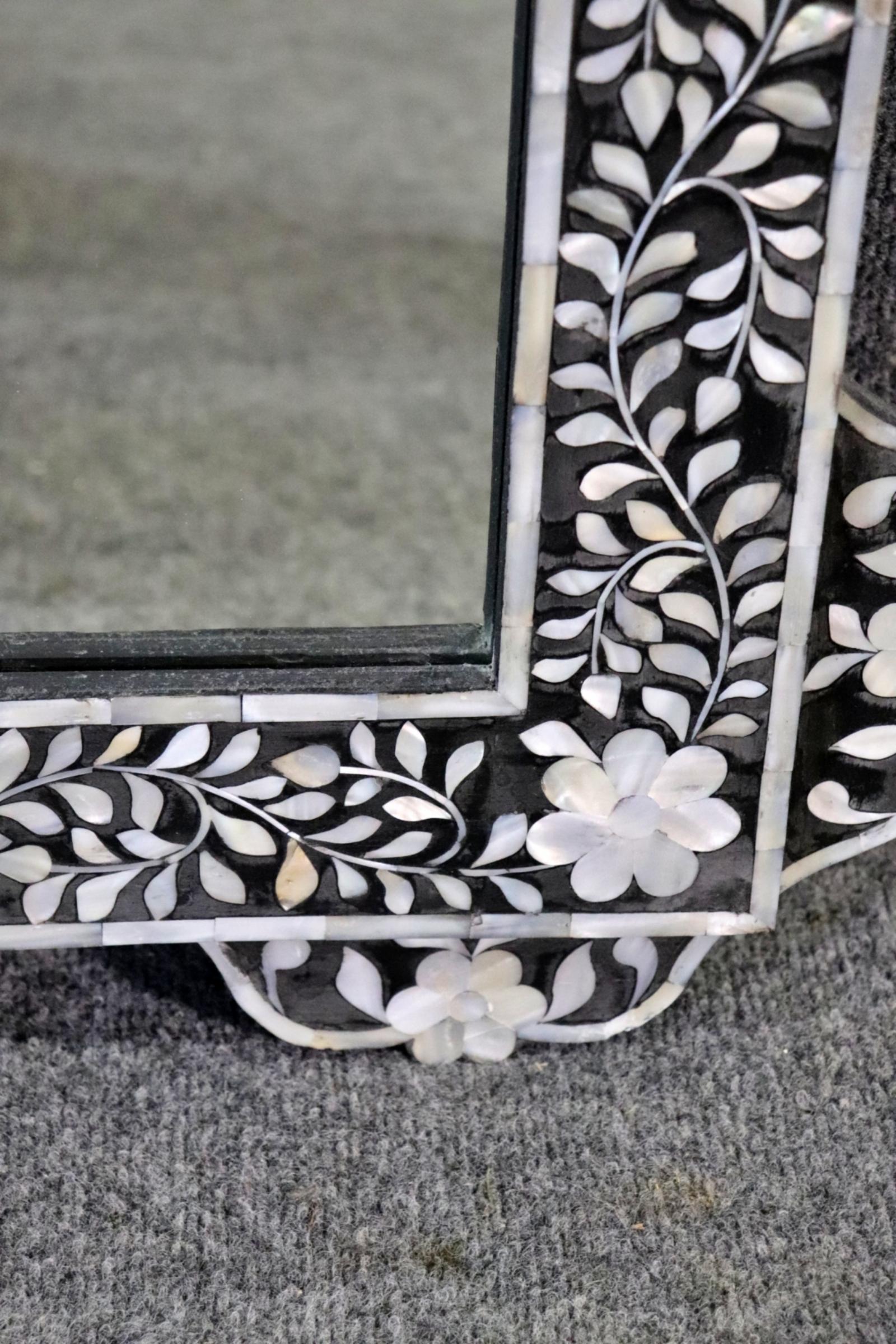 20ième siècle Miroir contemporain à incrustation de nacre de style mauresque marocain en vente