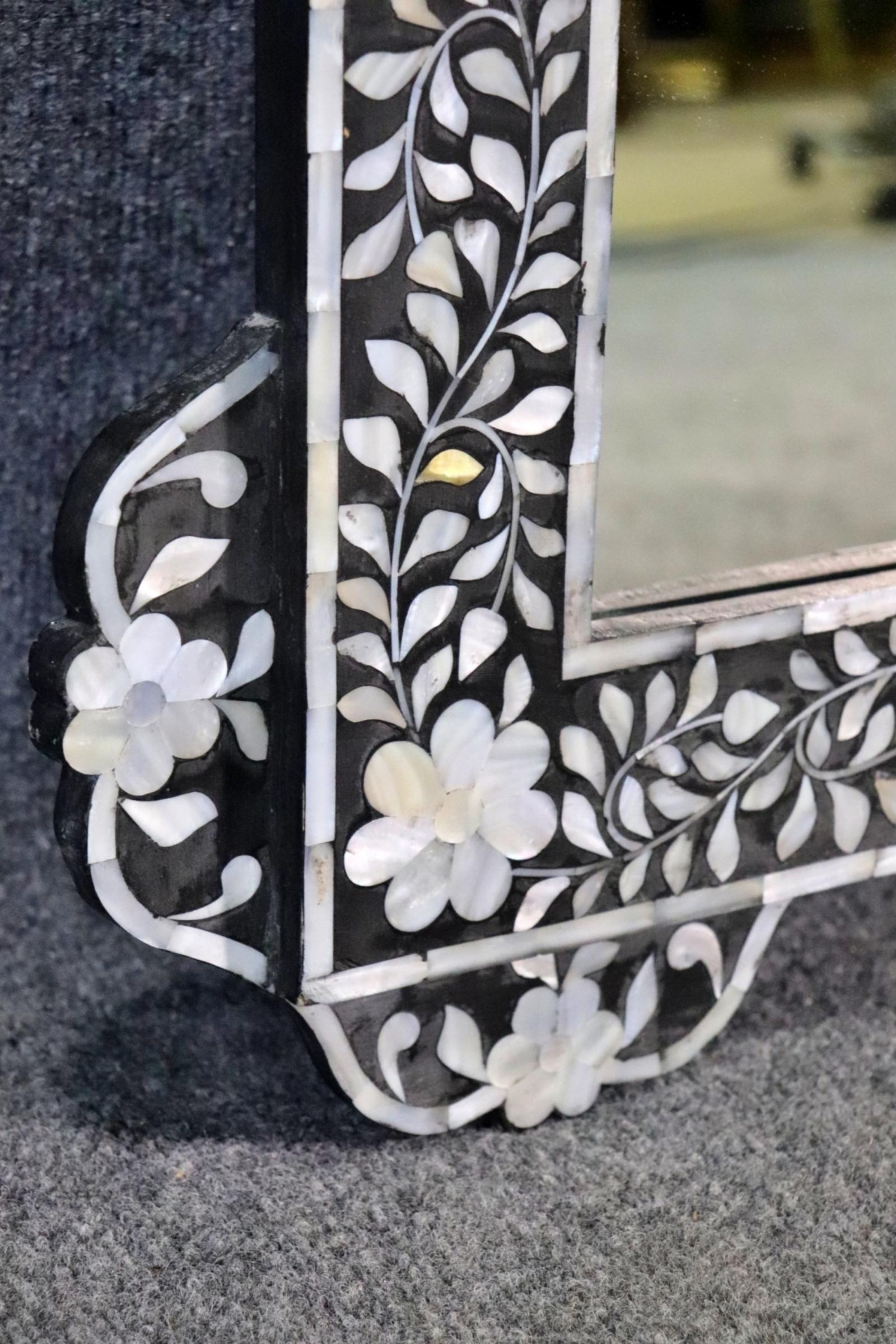 Nacre Miroir contemporain à incrustation de nacre de style mauresque marocain en vente