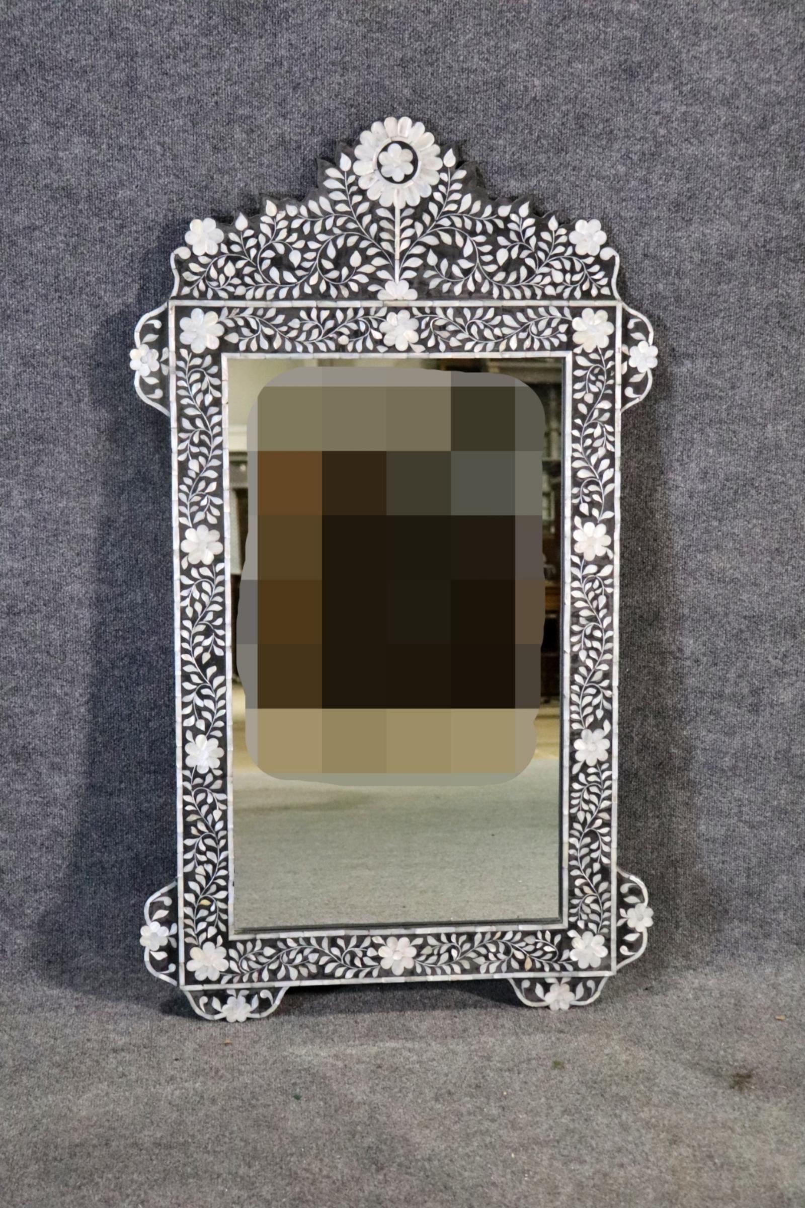 Miroir contemporain à incrustation de nacre de style mauresque marocain en vente 2