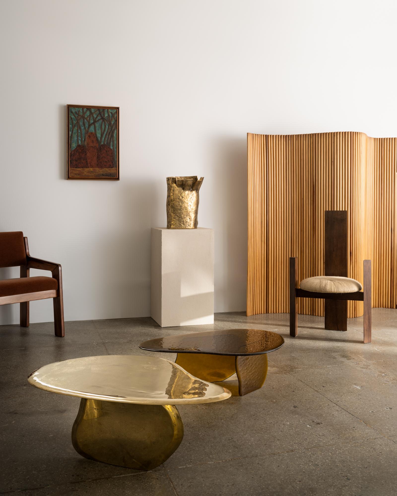 Morfa ist die Debüt-Kollektion des zeitgenössischen Designers Lucas Recchia, die eine poetische Erkundung der Transformation durch das Medium Glas, Bronze und Patina bietet. Mit Morfa stellt Recchia die herkömmliche Auffassung von Glas als starres,