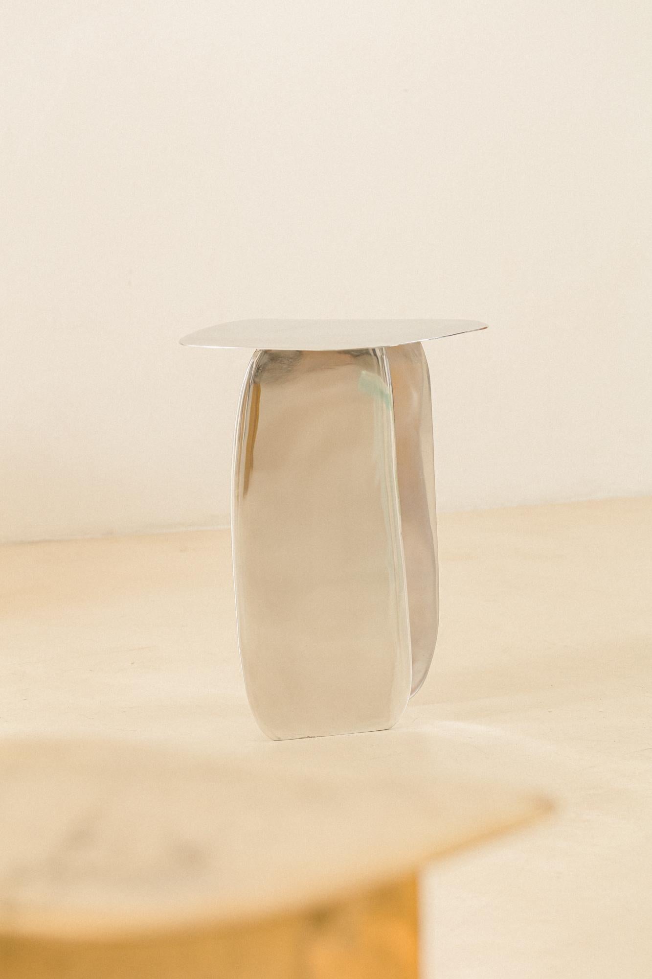 La série Morfa de Lucas Recchia a été inspirée par la compréhension du verre en tant que matériau malléable. La collection comprend cinq modèles, de taille et de forme différentes, numérotés selon l'ordre dans lequel le designer les a créés. Morfa