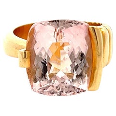 Retro Contemporary Morganite 18 Karat Yellow Gold Ring