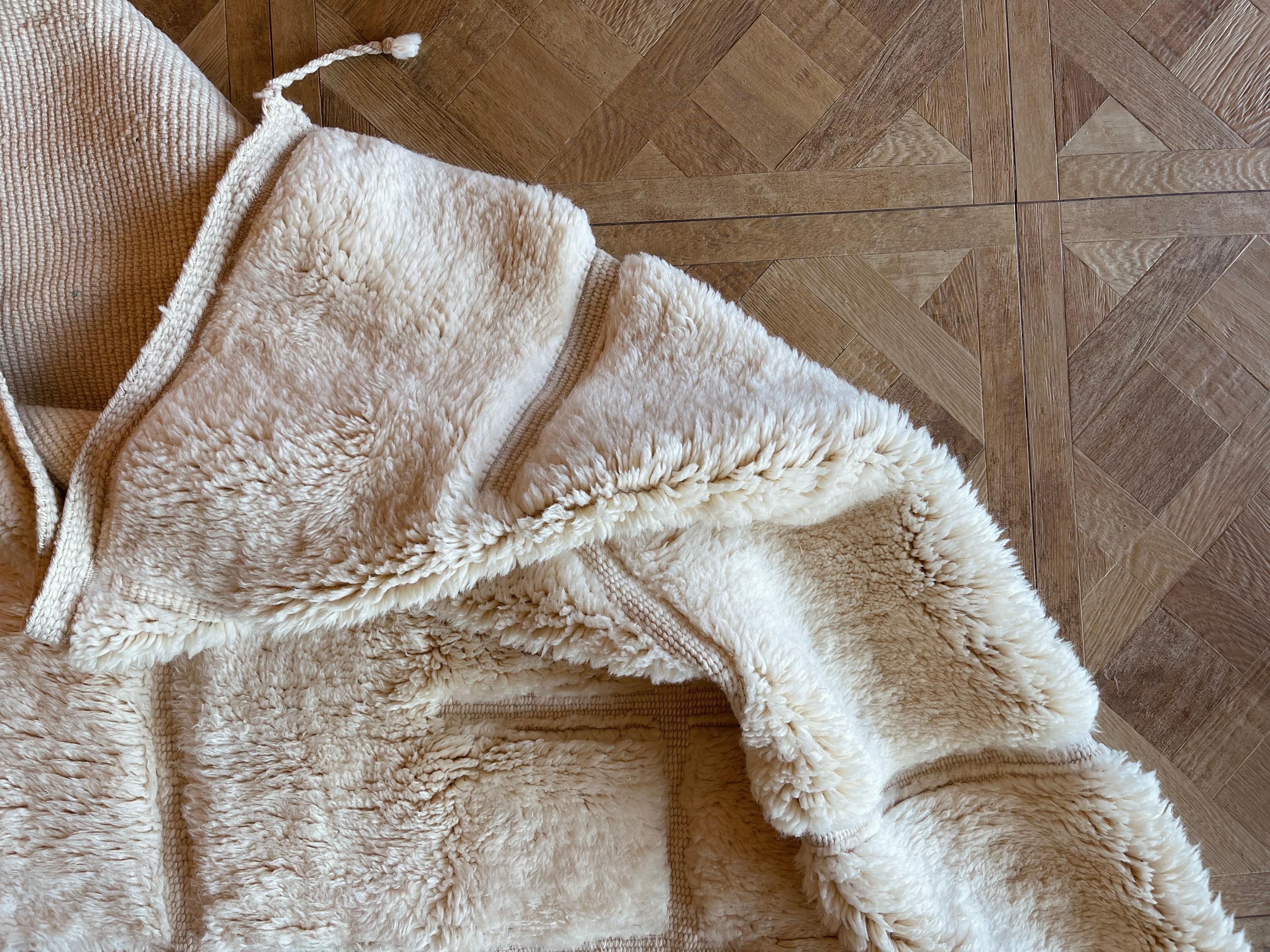 Tapis berbère marocain contemporain en laine naturelle en vente 4