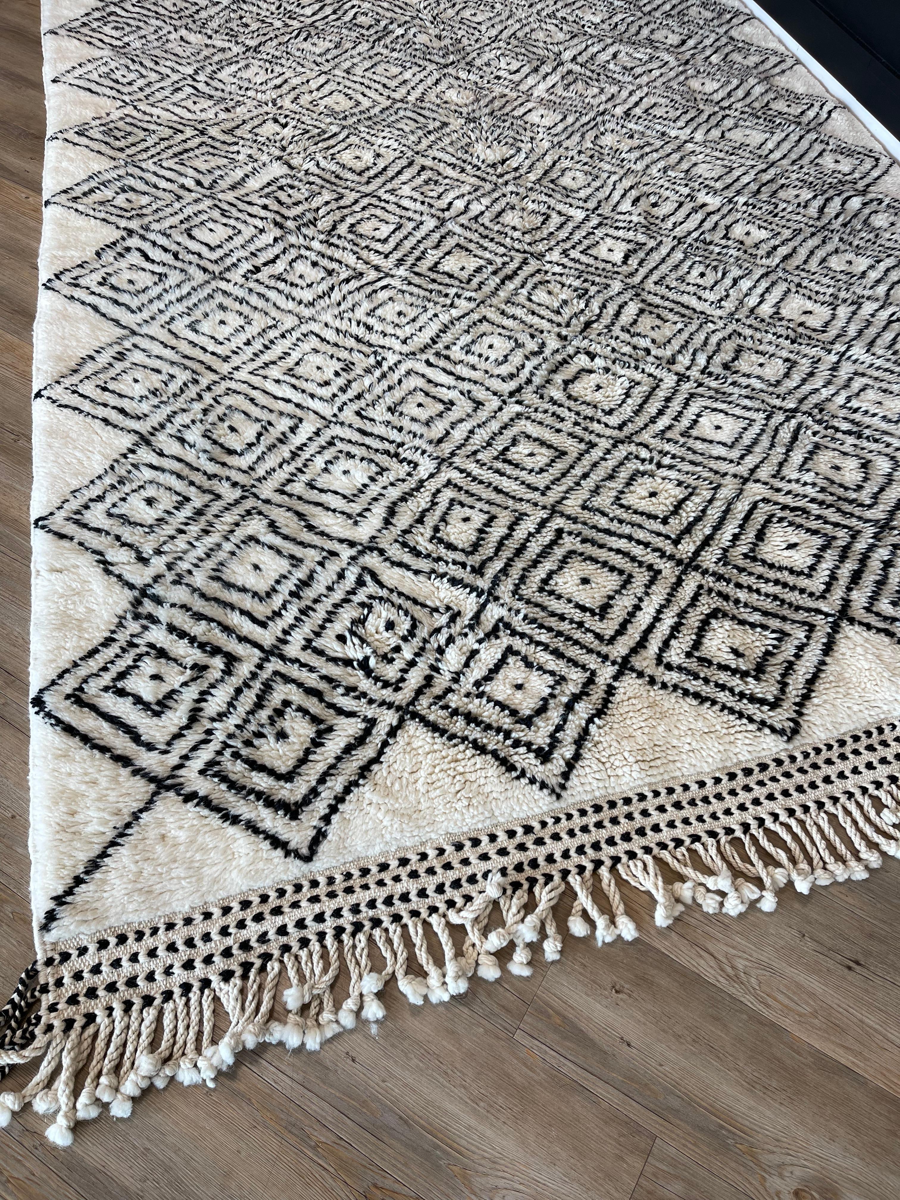 Cada alfombra posee su propia identidad.
Tener en casa una alfombra única con una hermosa historia representa una vida llena de antecedentes históricos y significativos.
Todas y cada una de nuestras alfombras requieren largas horas de trabajo con