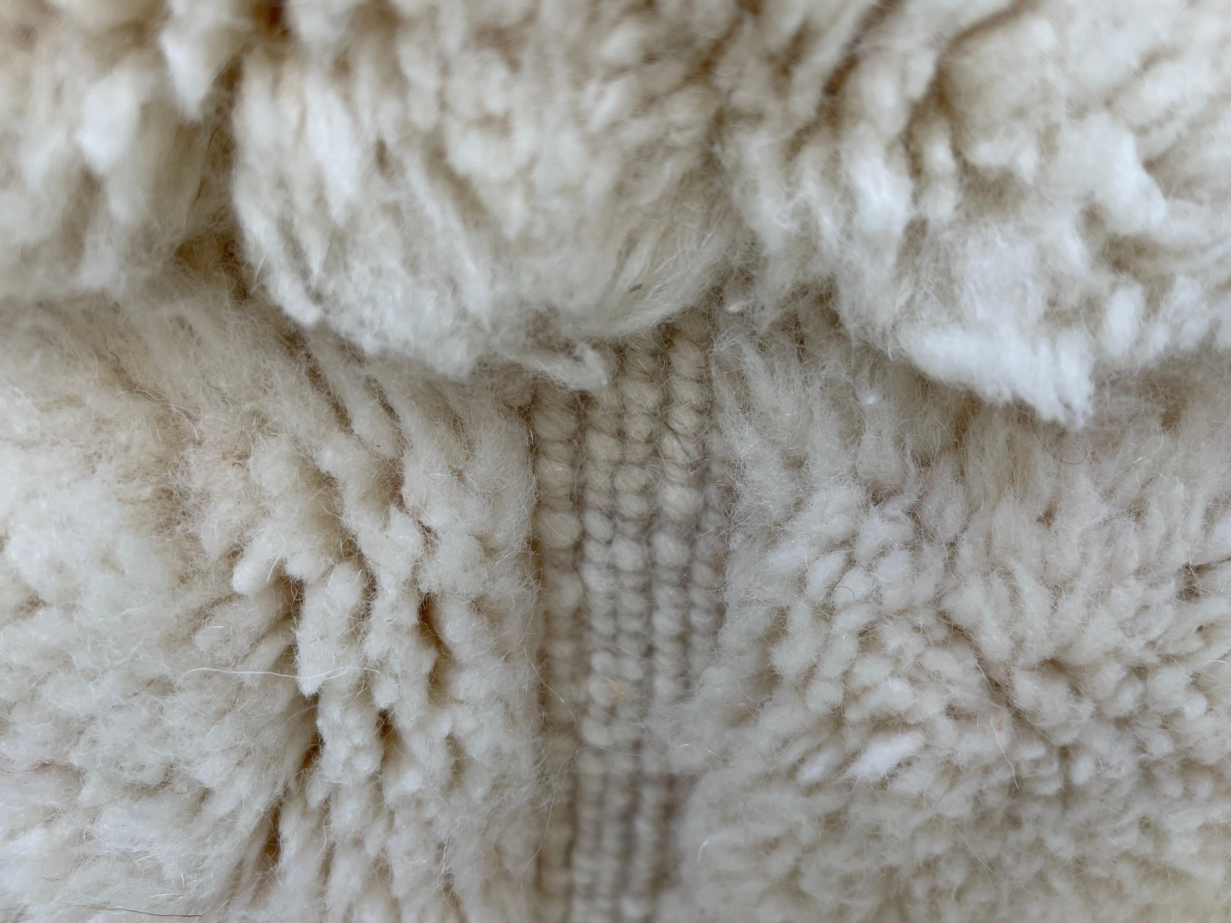 Tapis berbère marocain contemporain en laine naturelle en vente 9