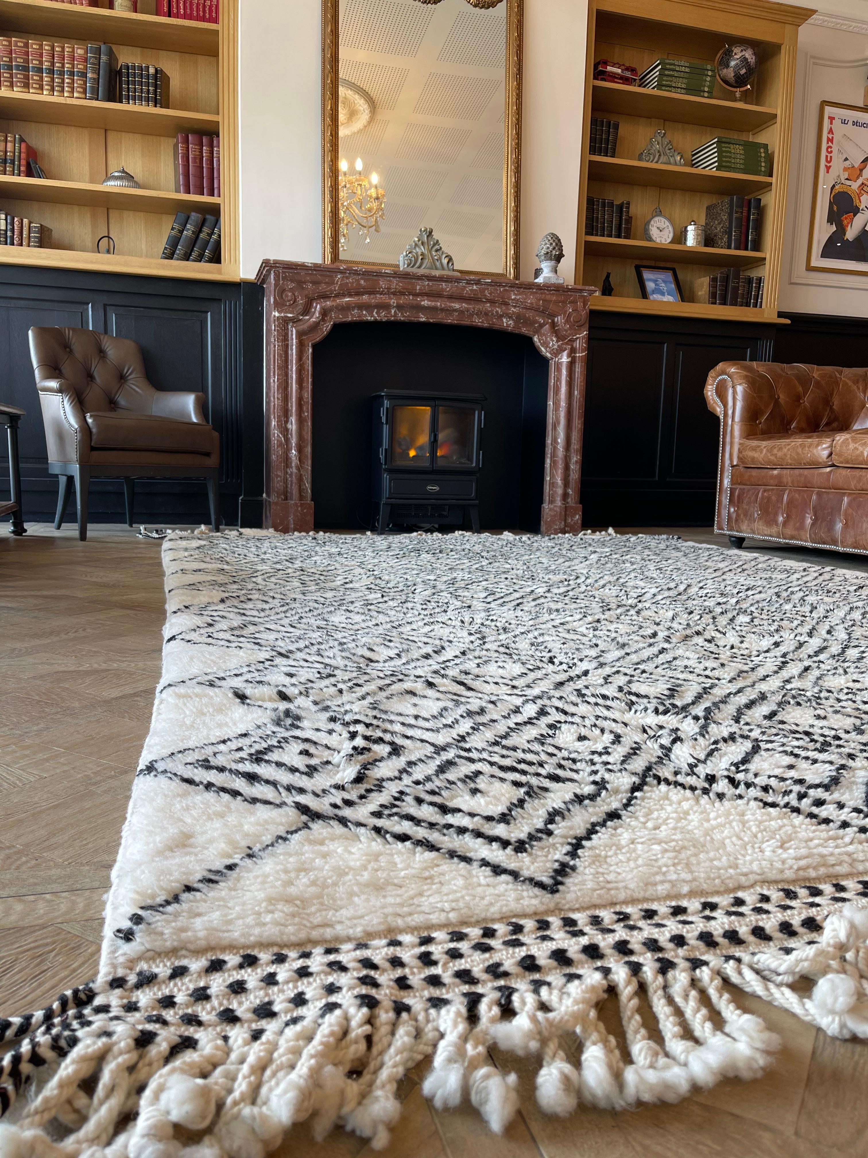 Contemporary Moroccan Berber Rug Natural Wool In New Condition For Sale In LANGUEUX, FR