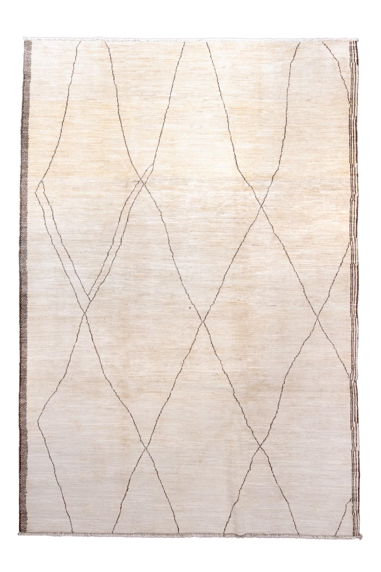 Dieser moderne marokkanische Berberteppich zeigt ein minimalistisches Gitter aus feinen braunen Linien auf einem warmen elfenbeinfarbenen Feld. Die dezente Zeichnung und die organische Wolltextur verleihen ihm eine ruhige, moderne Ausstrahlung und