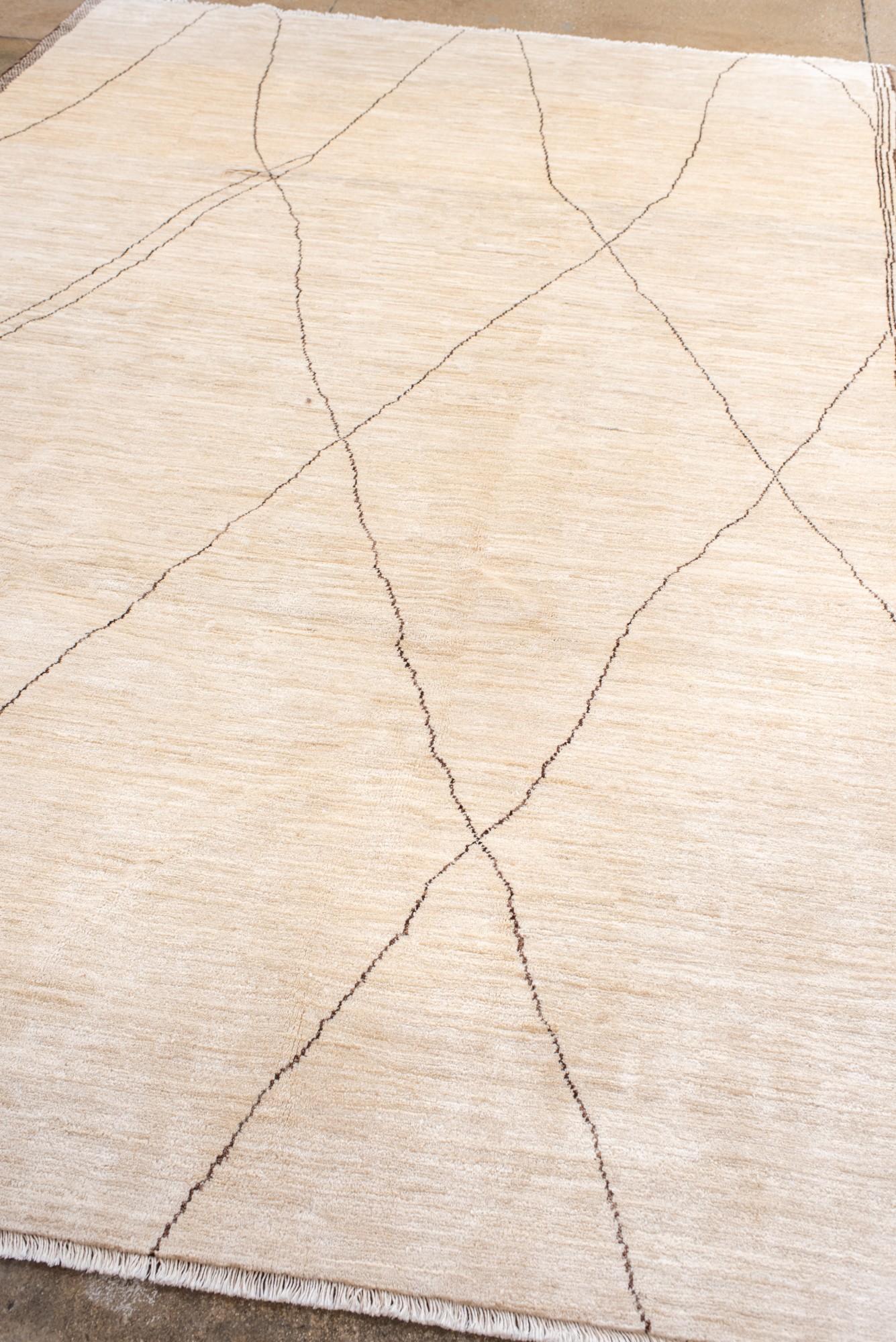 Contemporary Moroccan Berber Rug with Linear Lattice Design (Marokkanisch) im Angebot