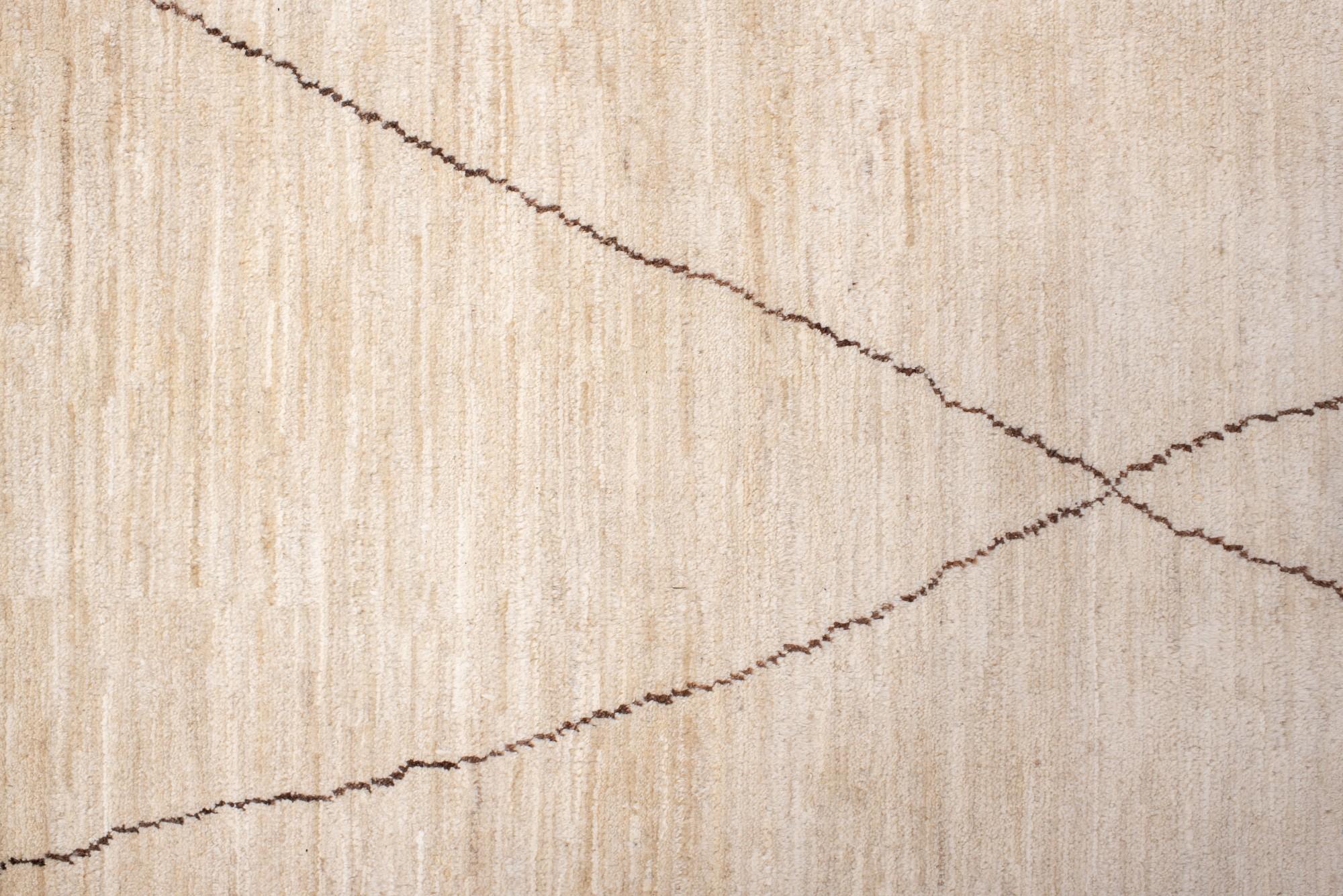 Contemporary Moroccan Berber Rug with Linear Lattice Design (Handgeknüpft) im Angebot