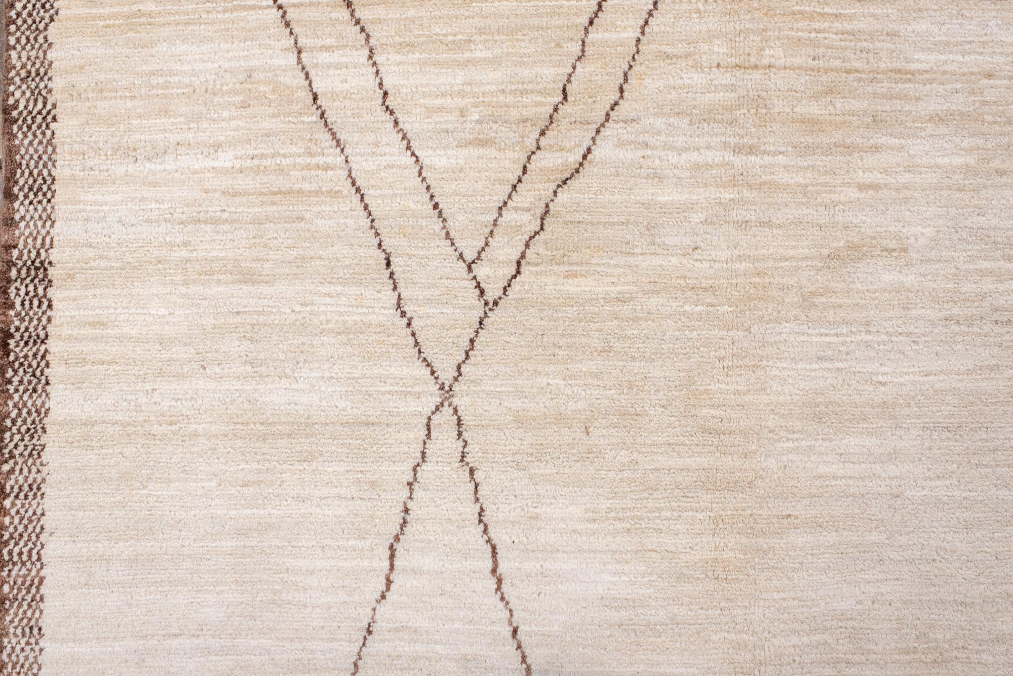 Contemporary Moroccan Berber Rug with Linear Lattice Design im Zustand „Neu“ im Angebot in New York, NY