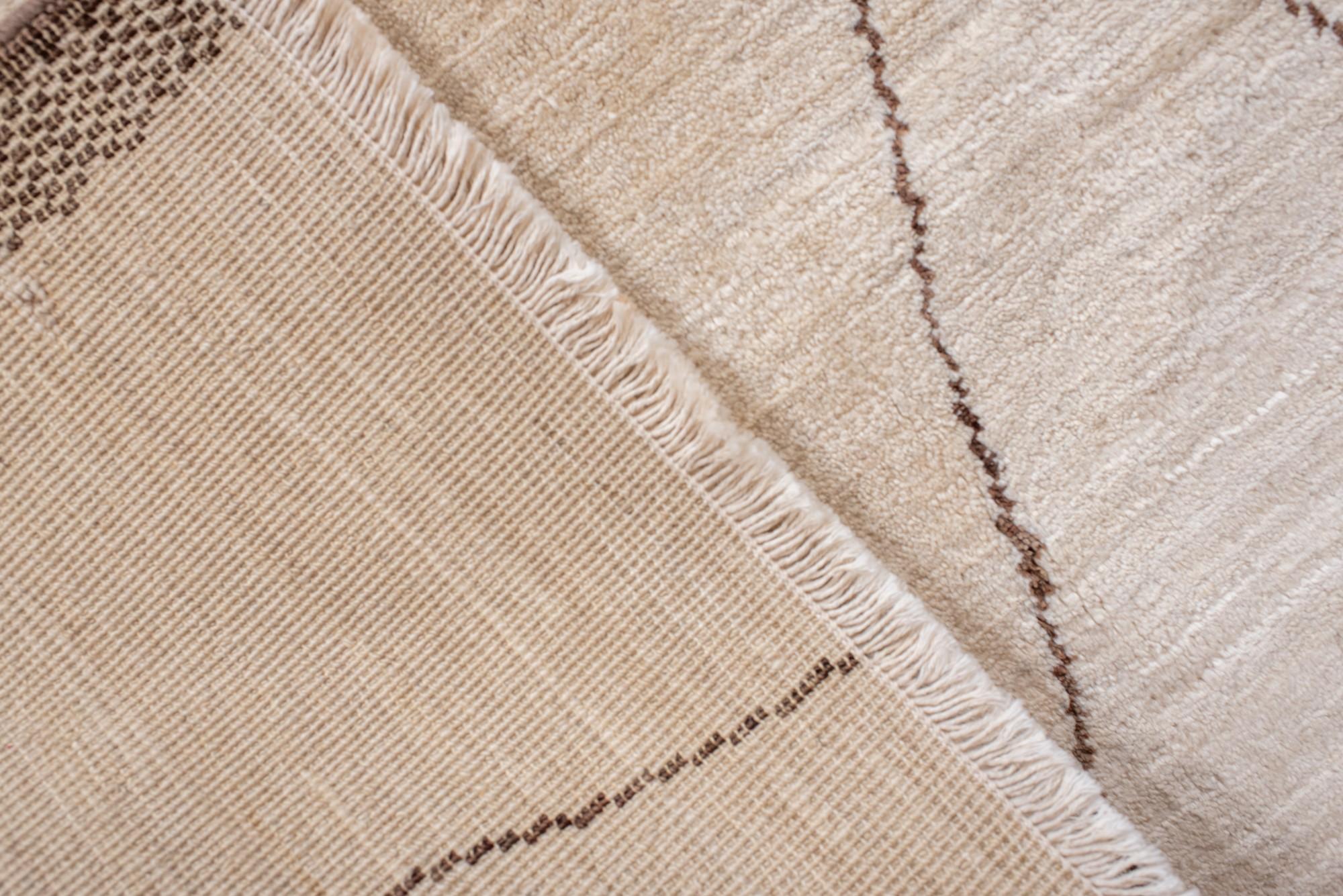 Contemporary Moroccan Berber Rug with Linear Lattice Design (21. Jahrhundert und zeitgenössisch) im Angebot