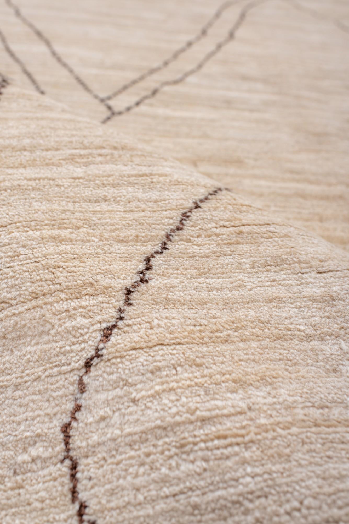 Contemporary Moroccan Berber Rug with Linear Lattice Design (Wolle) im Angebot