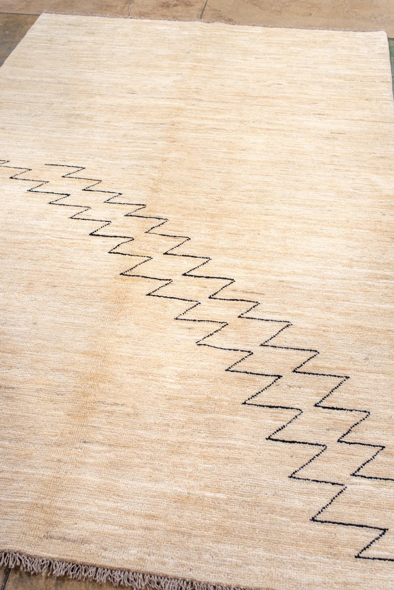 Moderner marokkanischer Berberteppich mit minimalistischem, linearem Design (Marokkanisch) im Angebot