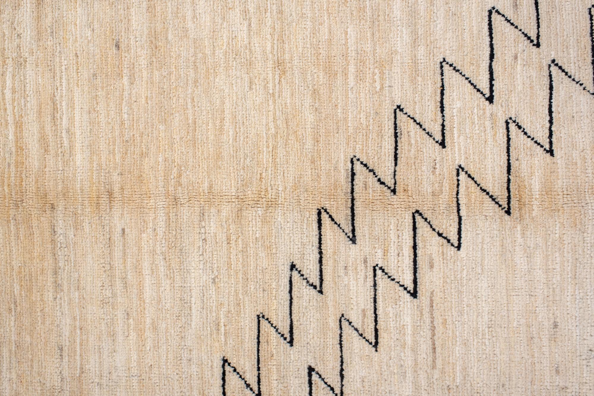 Moderner marokkanischer Berberteppich mit minimalistischem, linearem Design (Handgeknüpft) im Angebot