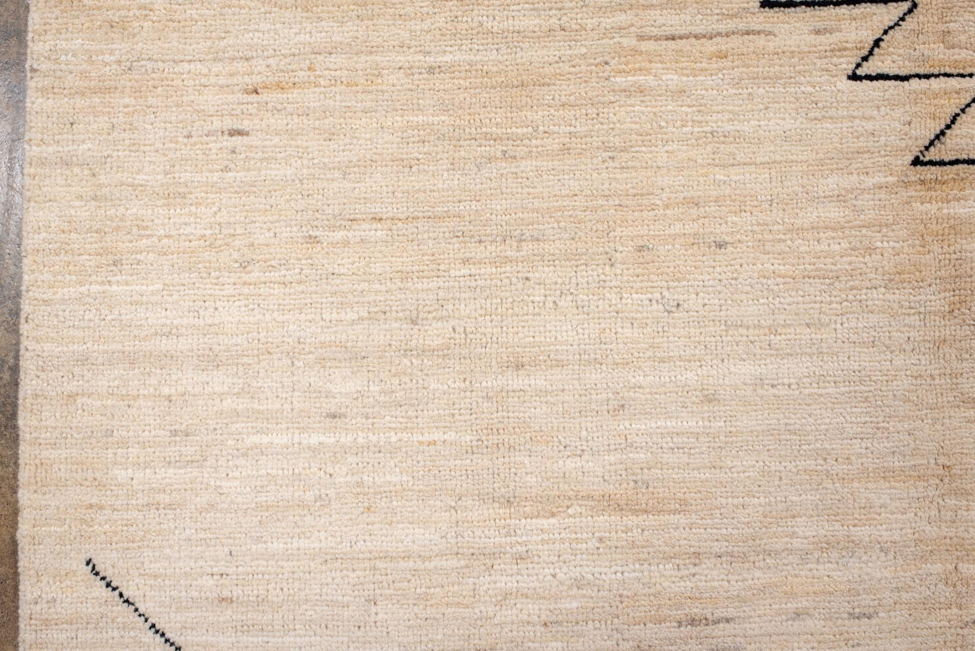 Moderner marokkanischer Berberteppich mit minimalistischem, linearem Design im Zustand „Neu“ im Angebot in New York, NY