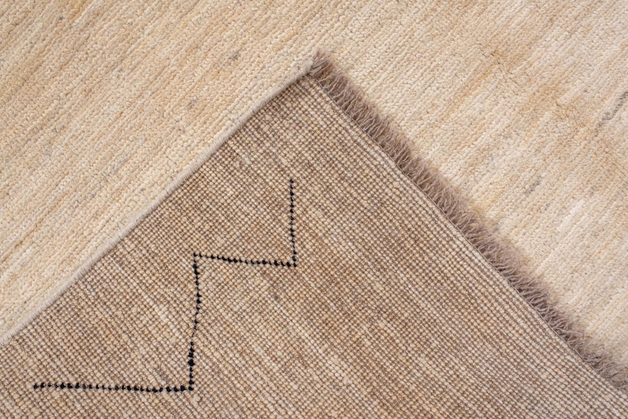 Moderner marokkanischer Berberteppich mit minimalistischem, linearem Design (21. Jahrhundert und zeitgenössisch) im Angebot