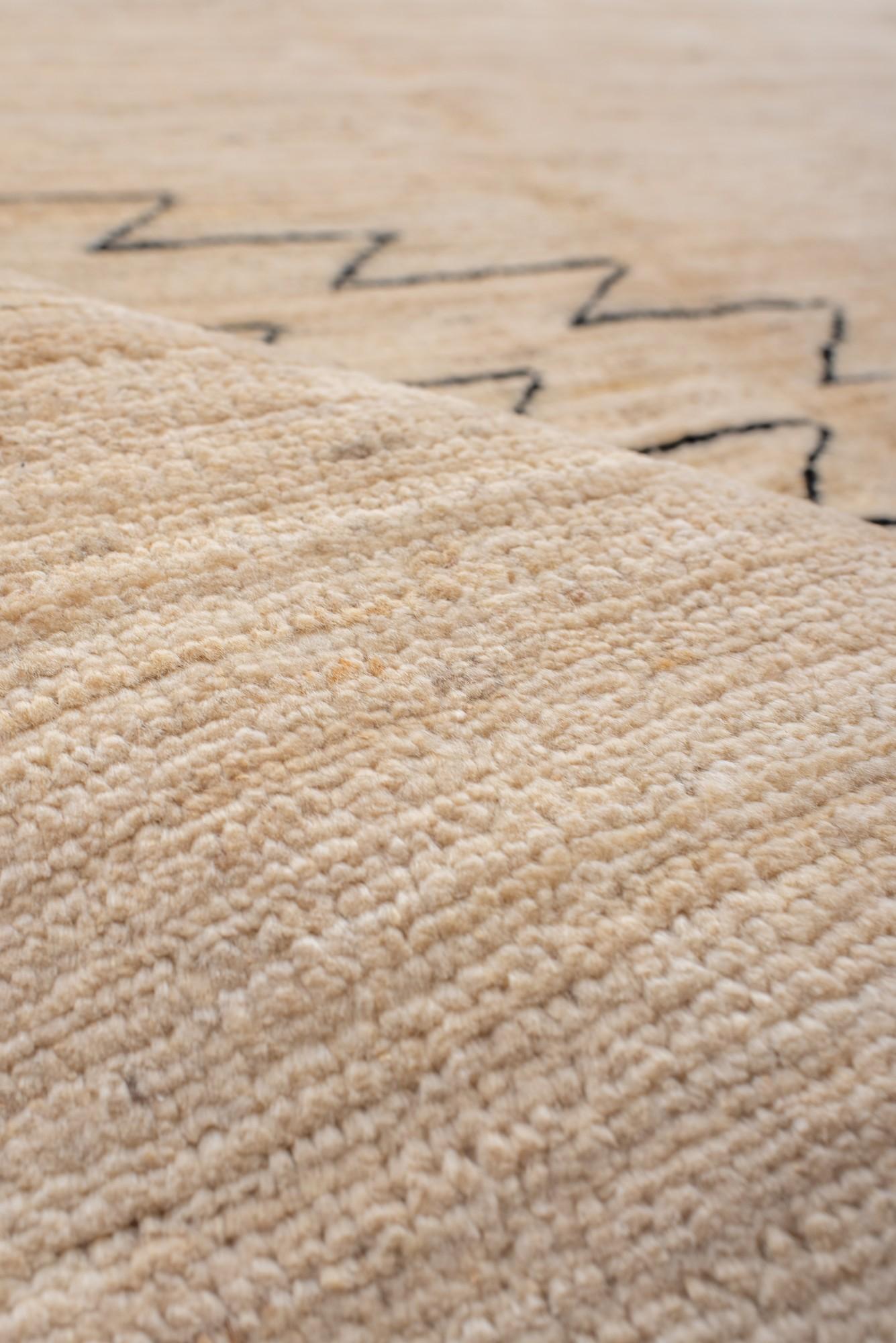 Moderner marokkanischer Berberteppich mit minimalistischem, linearem Design (Wolle) im Angebot