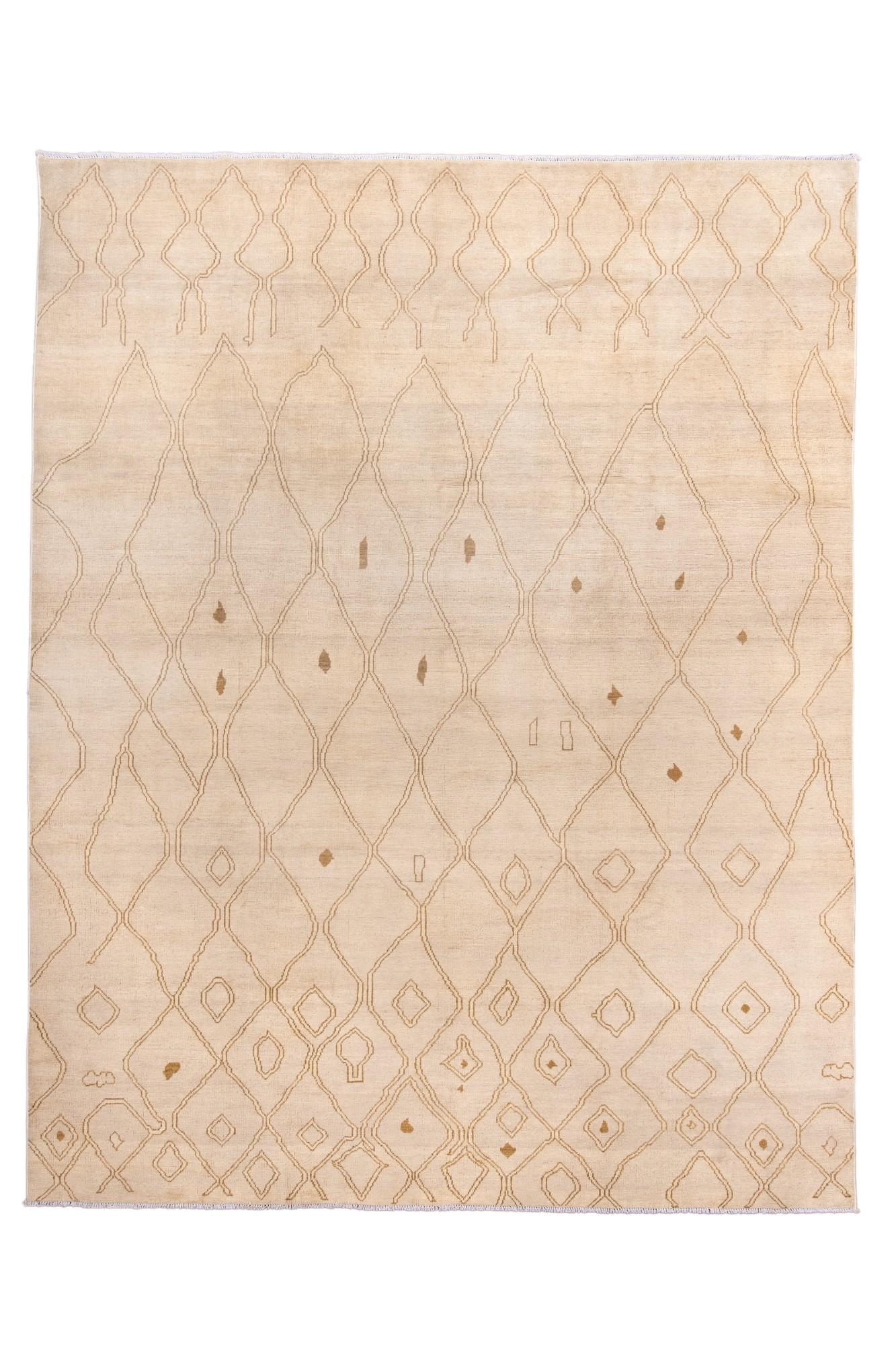 Ce tapis berbère contemporain présente un délicat réseau de motifs en treillis d'or pâle sur un champ ivoire, accentué par de petits symboles abstraits inspirés des motifs traditionnels amazighs. La palette discrète et le travail manuel raffiné lui