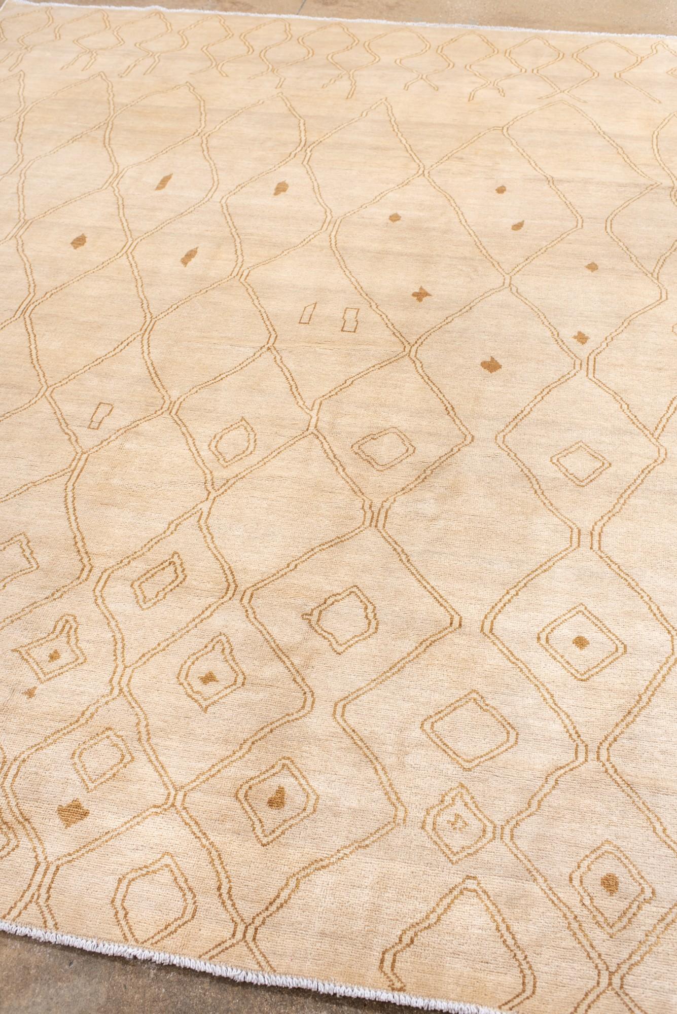 Marocain Contemporary Moroccan Berber Rug with Soft Ivory Lattice en vente