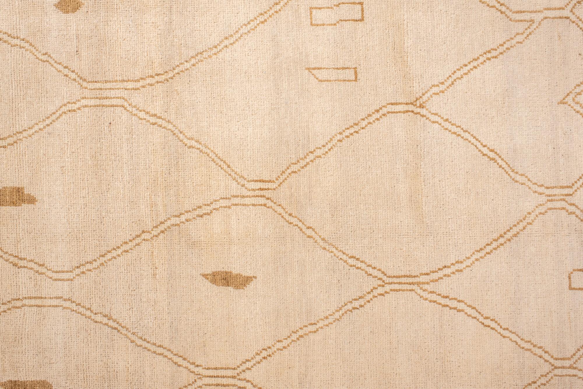 Noué à la main Contemporary Moroccan Berber Rug with Soft Ivory Lattice en vente