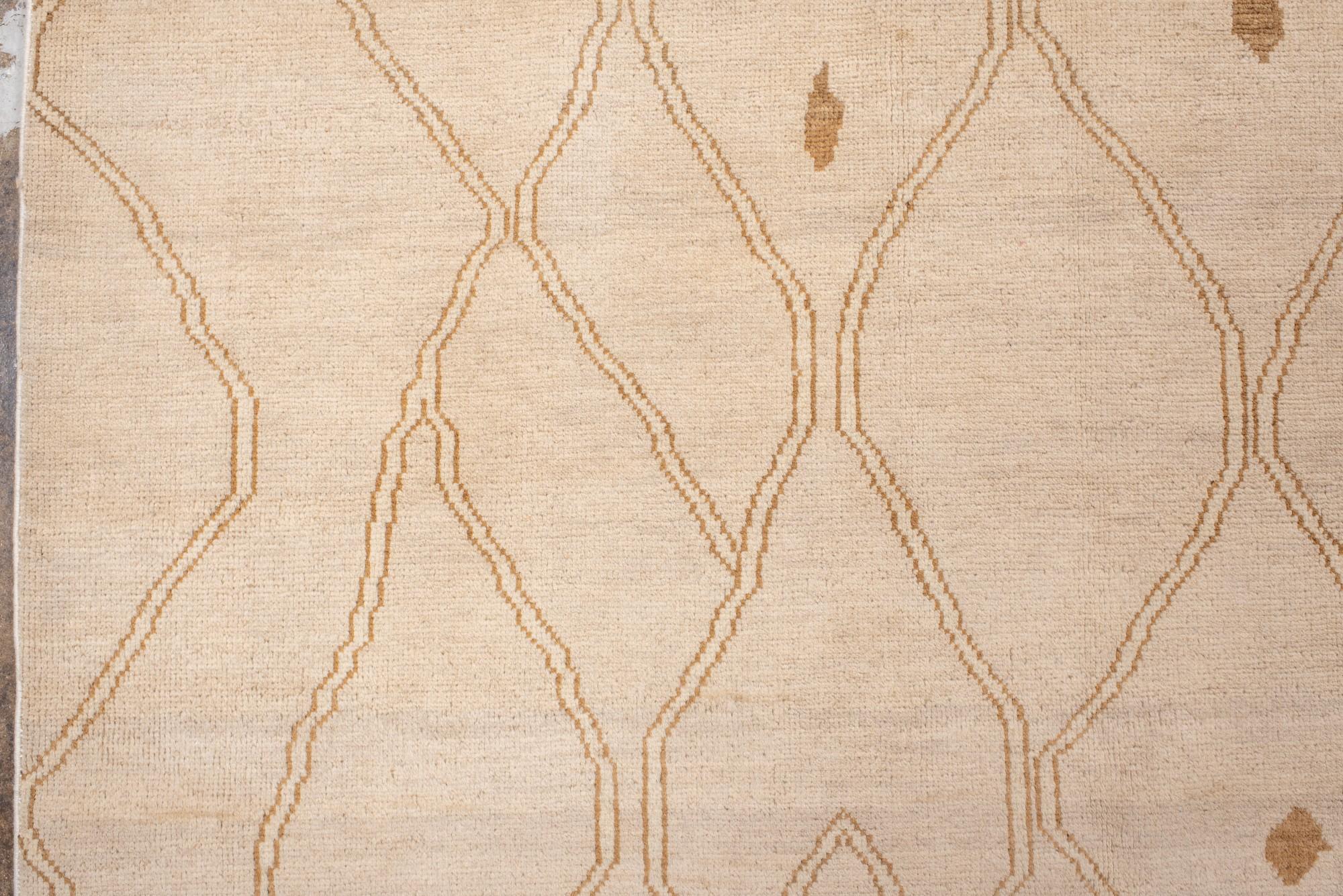 Contemporary Moroccan Berber Rug with Soft Ivory Lattice Neuf - En vente à New York, NY