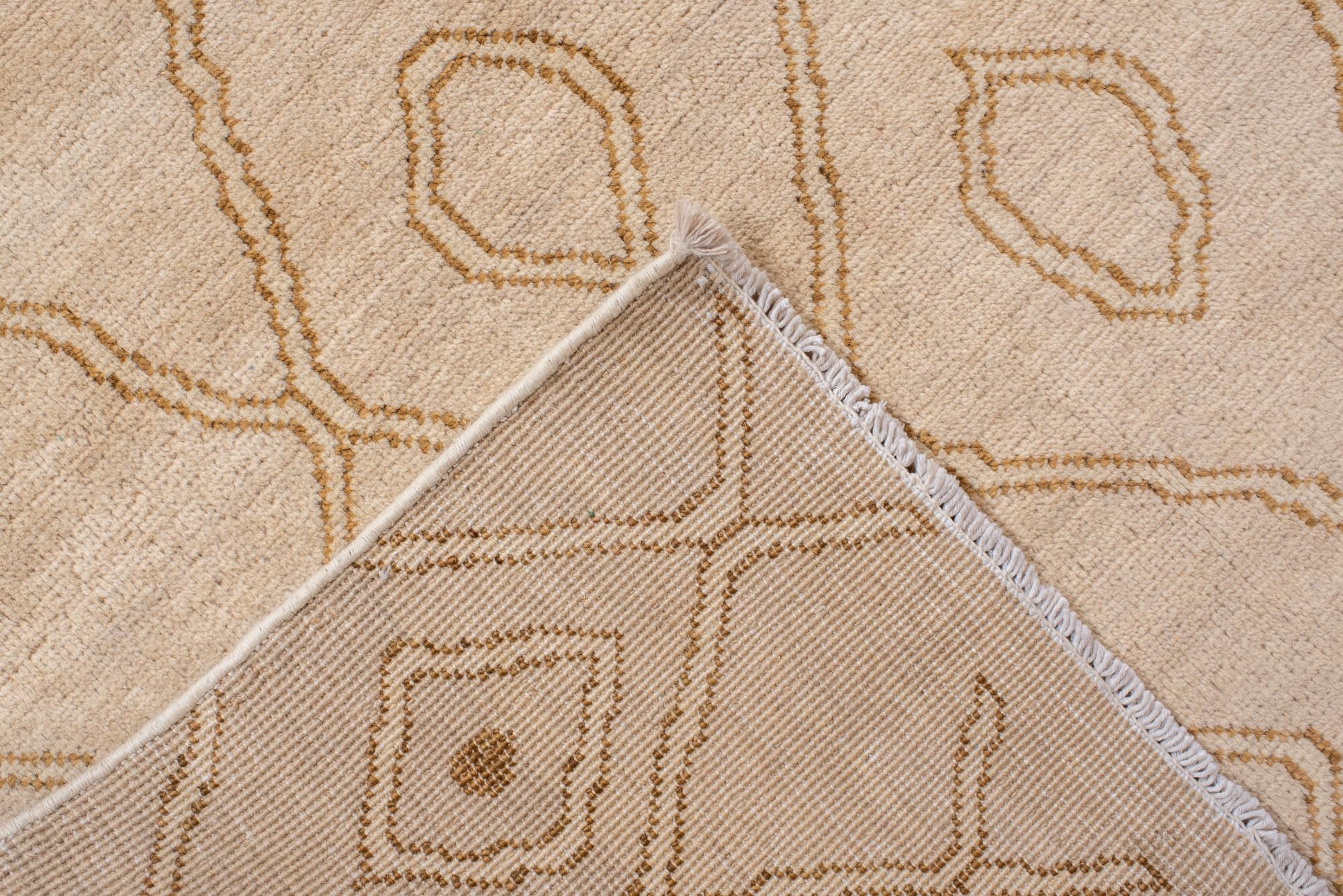 XXIe siècle et contemporain Contemporary Moroccan Berber Rug with Soft Ivory Lattice en vente