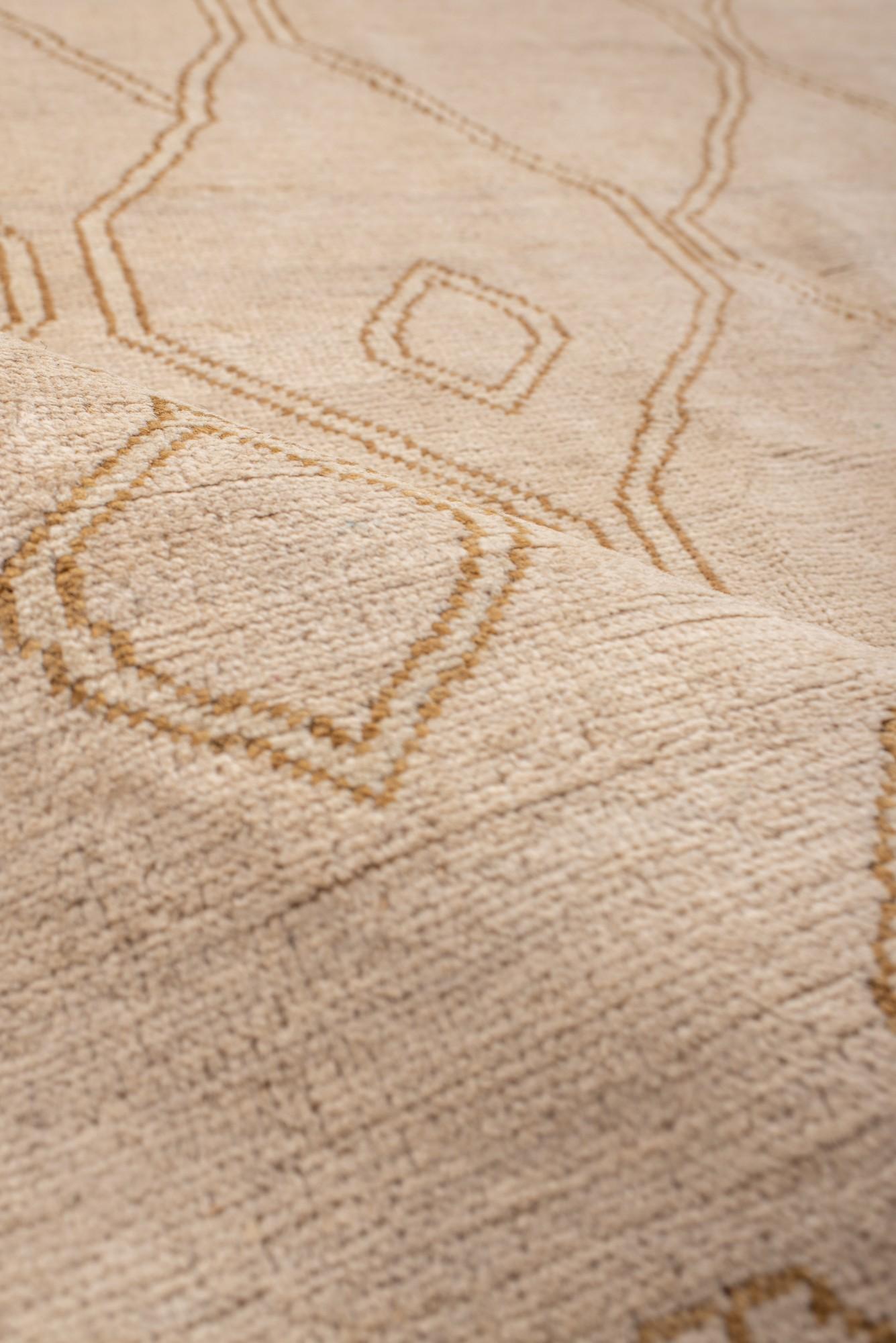 Laine Contemporary Moroccan Berber Rug with Soft Ivory Lattice en vente