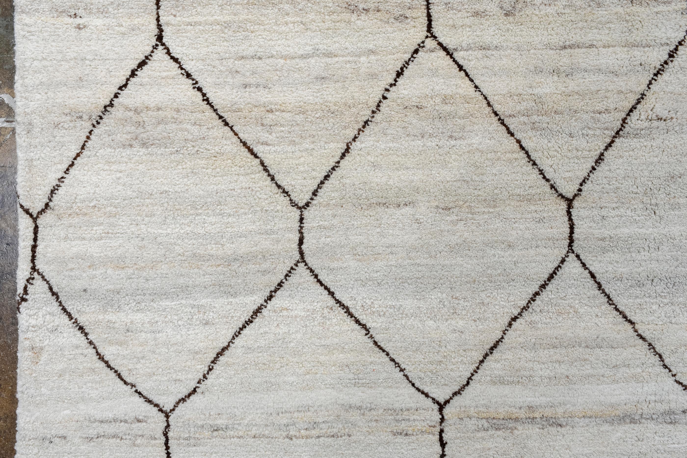 Tapis berbère marocain contemporain à motifs de champs naturels et de losanges Neuf - En vente à New York, NY