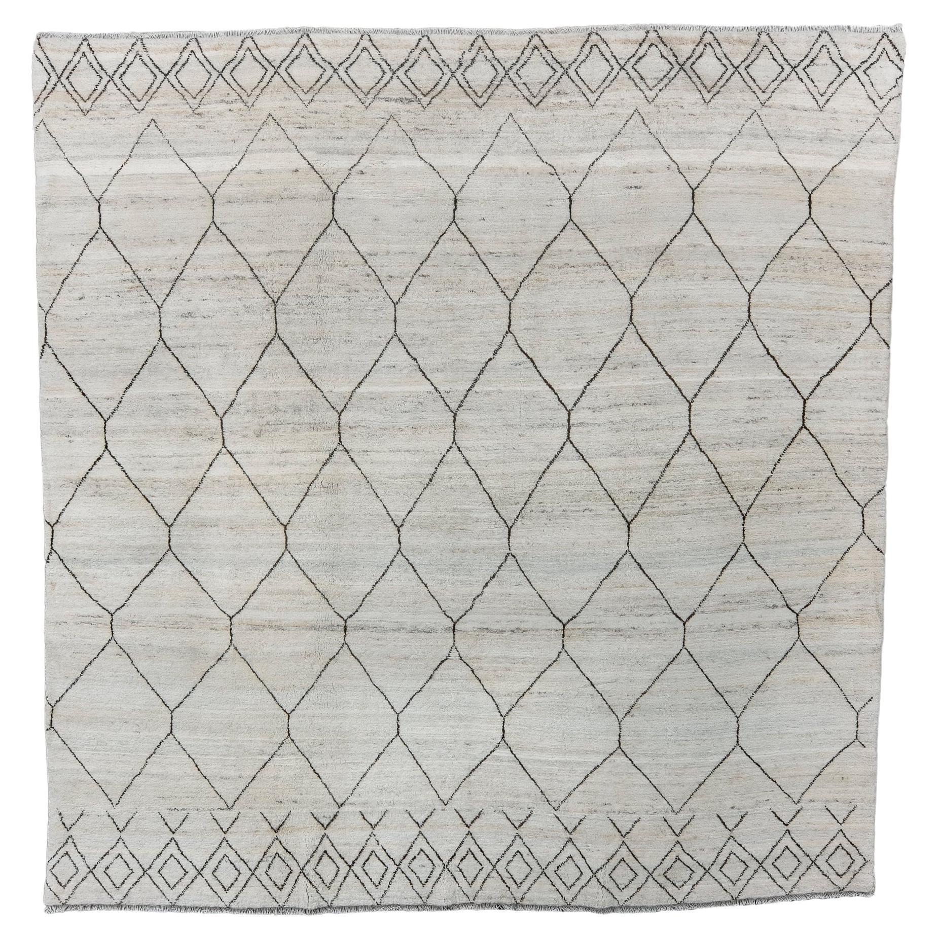 Tapis berbère marocain contemporain à motifs de champs naturels et de losanges en vente