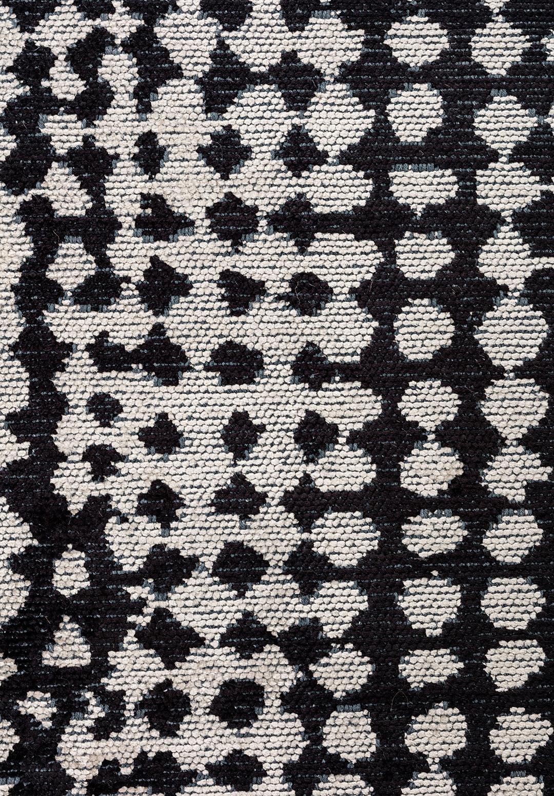 Fait à la machine Tapis abstrait contemporain de style berbère marocain noir et crème Franges en option en vente