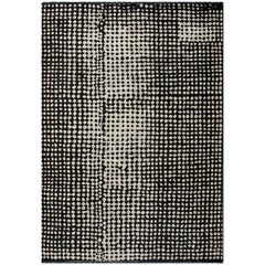 Tapis abstrait contemporain de style berbère marocain noir et crème Franges en option