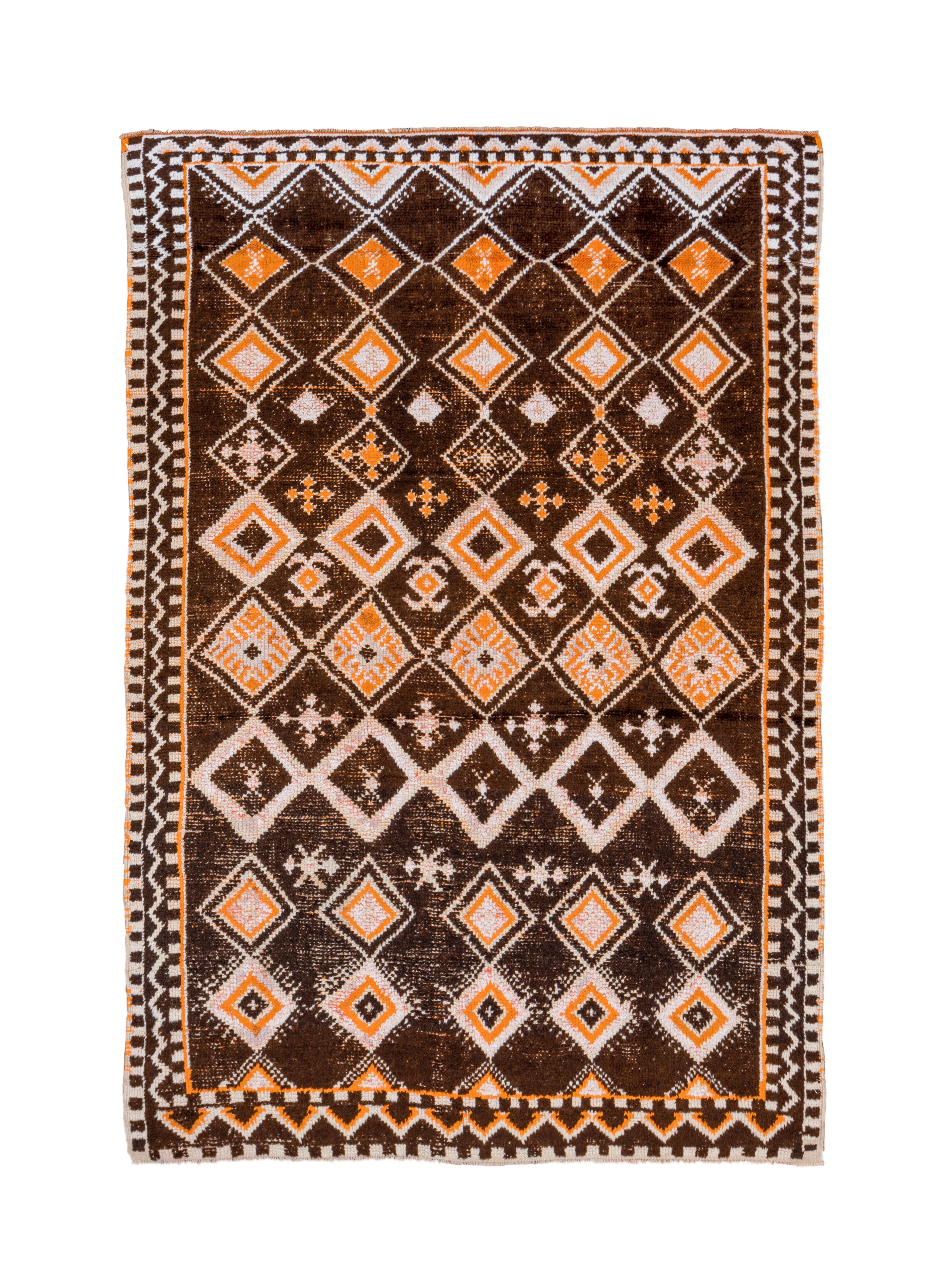 Contemporary Moroccan Rug
Brown background and gold detailing
Circa 1940s
5'1x7'5.