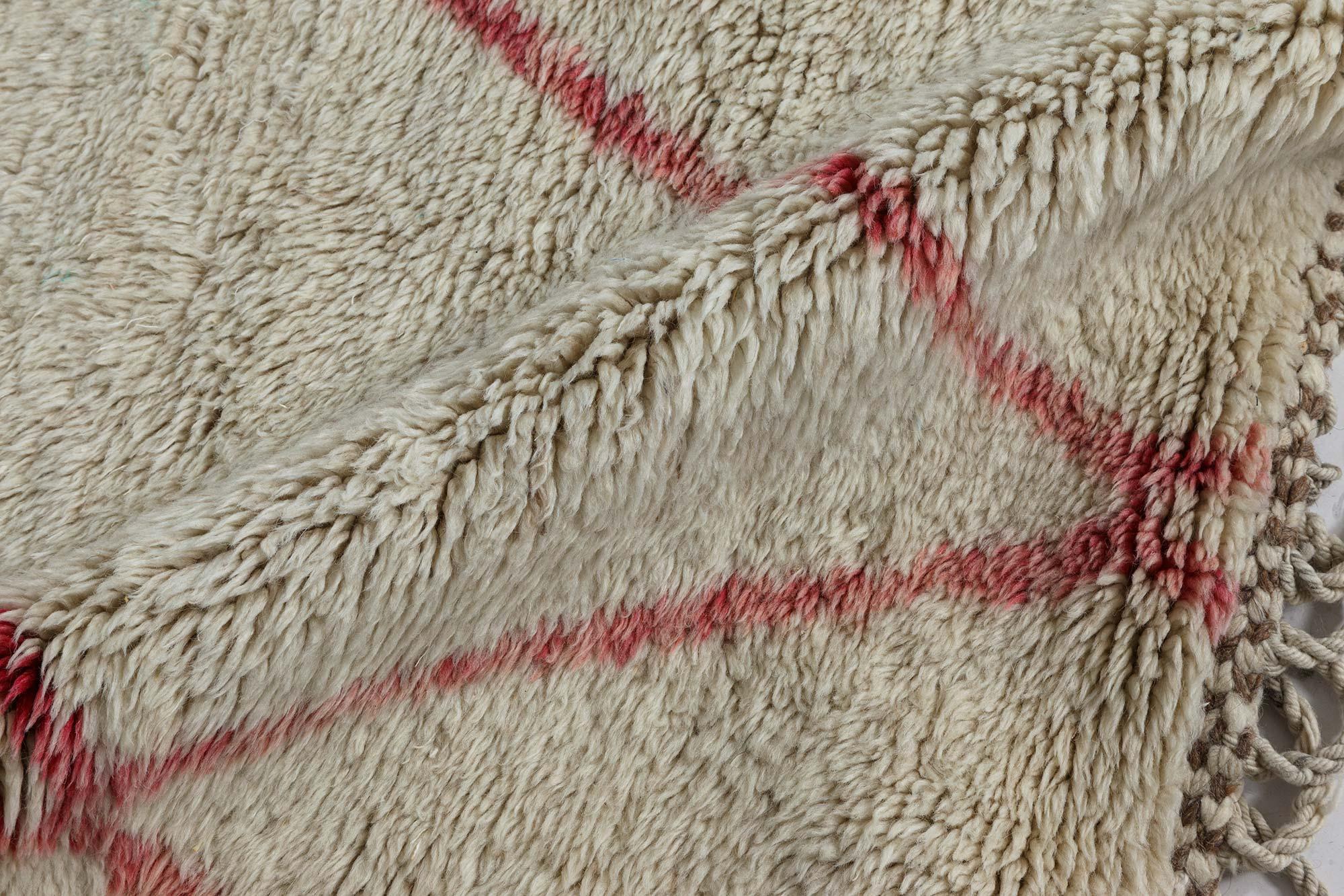 Marokkanischer geometrischer Wollteppich von Doris Leslie Blau.
Größe: 10'6