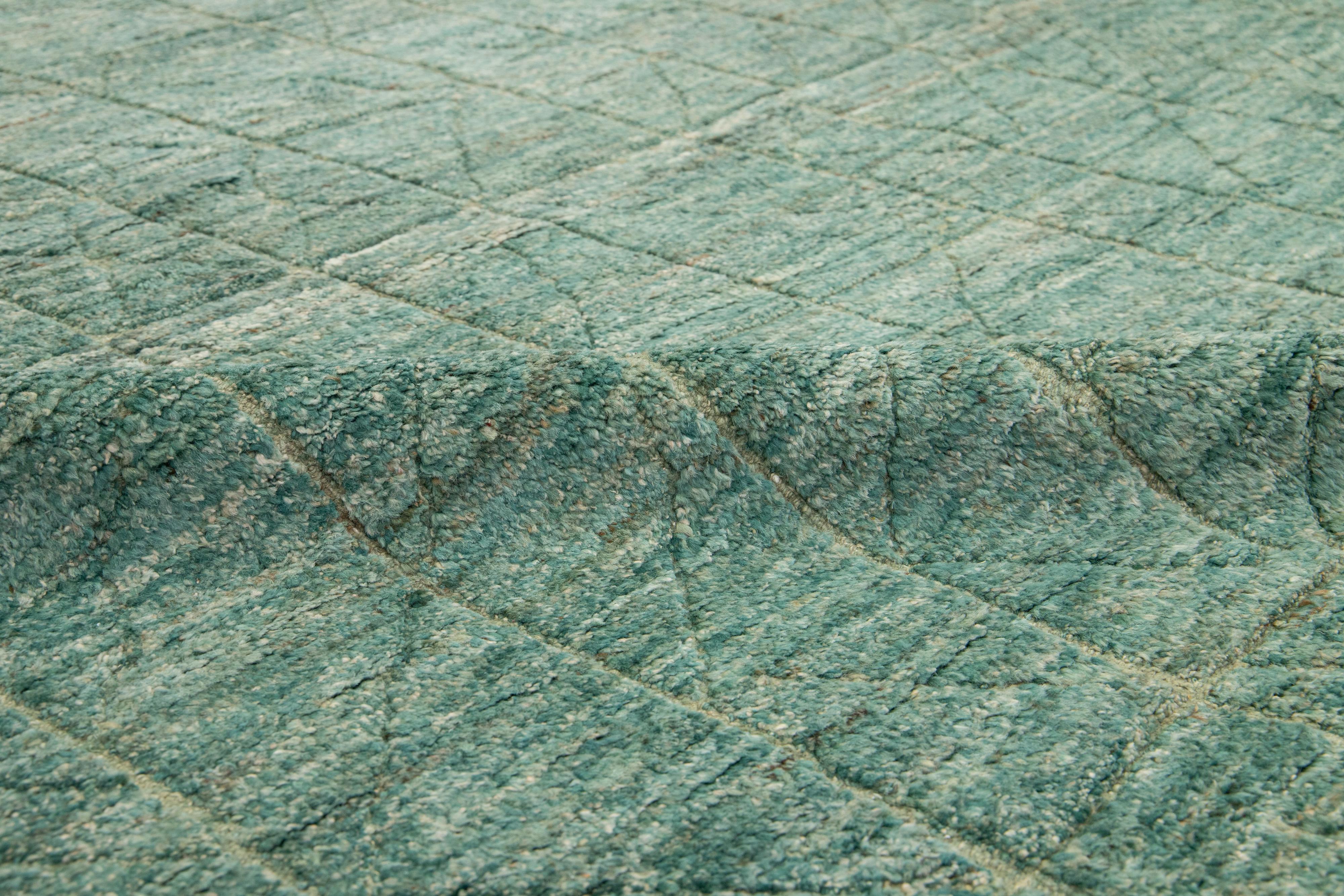 Alfombra marroquí contemporánea de lana verde con diseño geométrico en venta 2