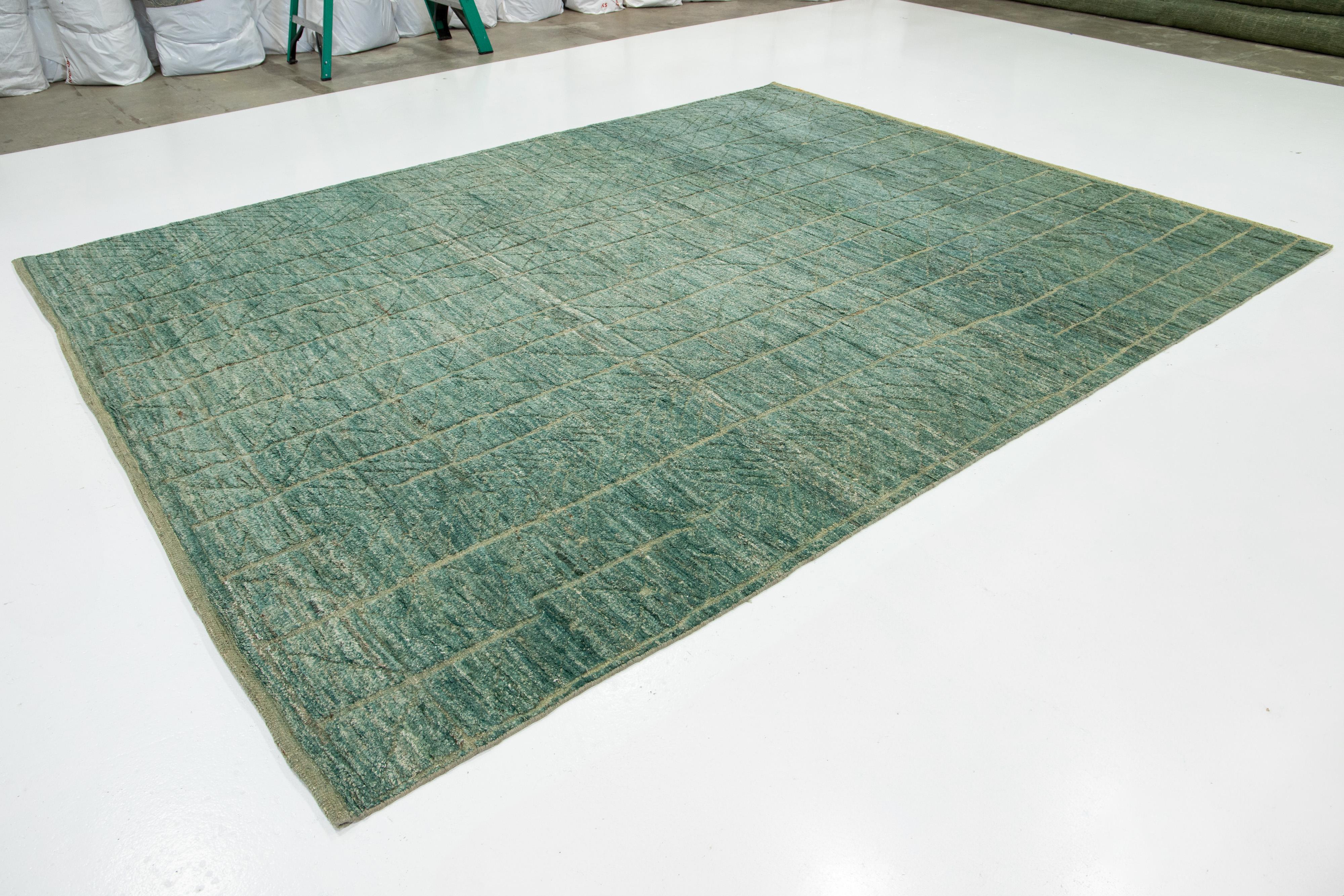 Alfombra marroquí contemporánea de lana verde con diseño geométrico Moderno orgánico en venta