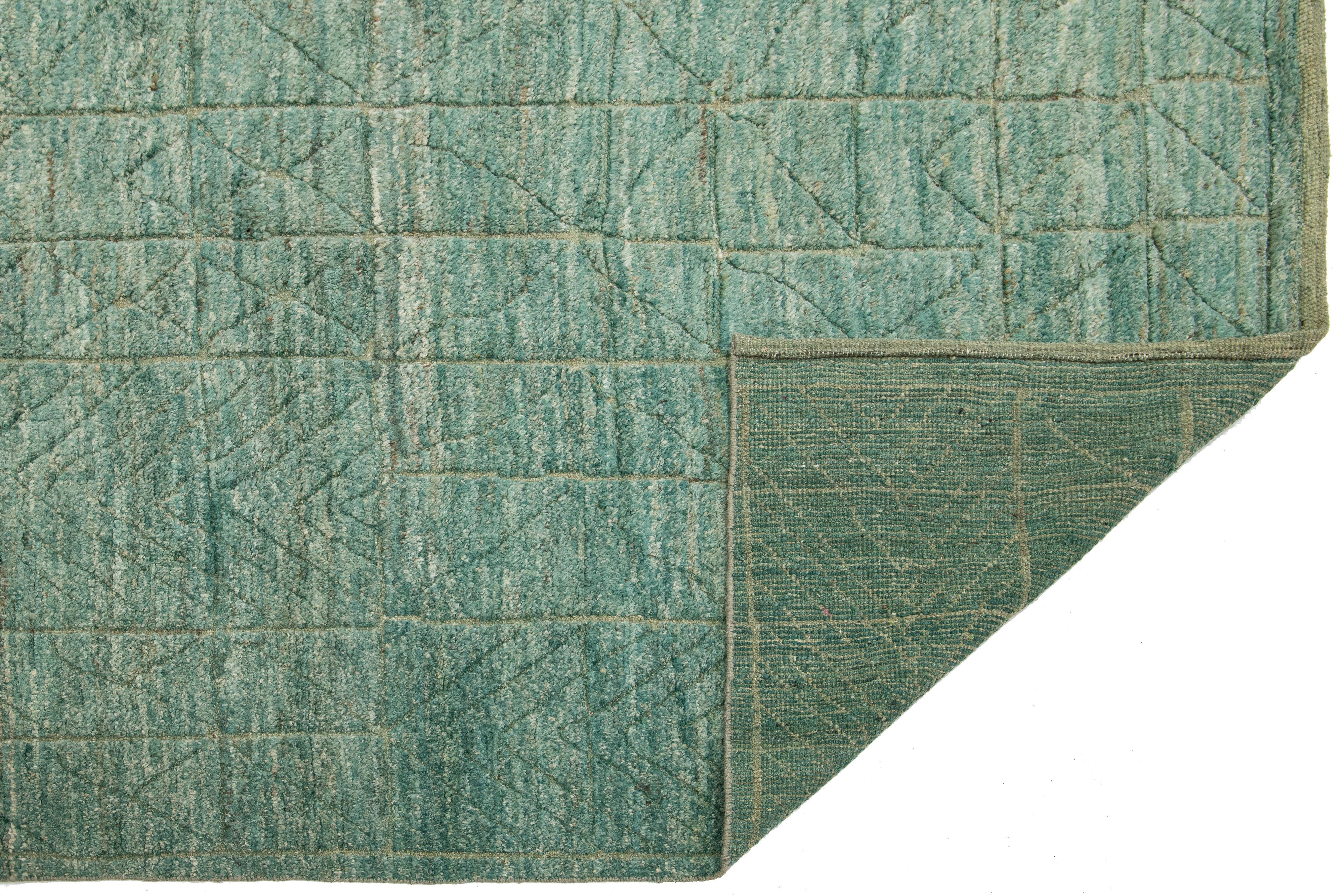 Alfombra marroquí contemporánea de lana verde con diseño geométrico Anudado a mano en venta